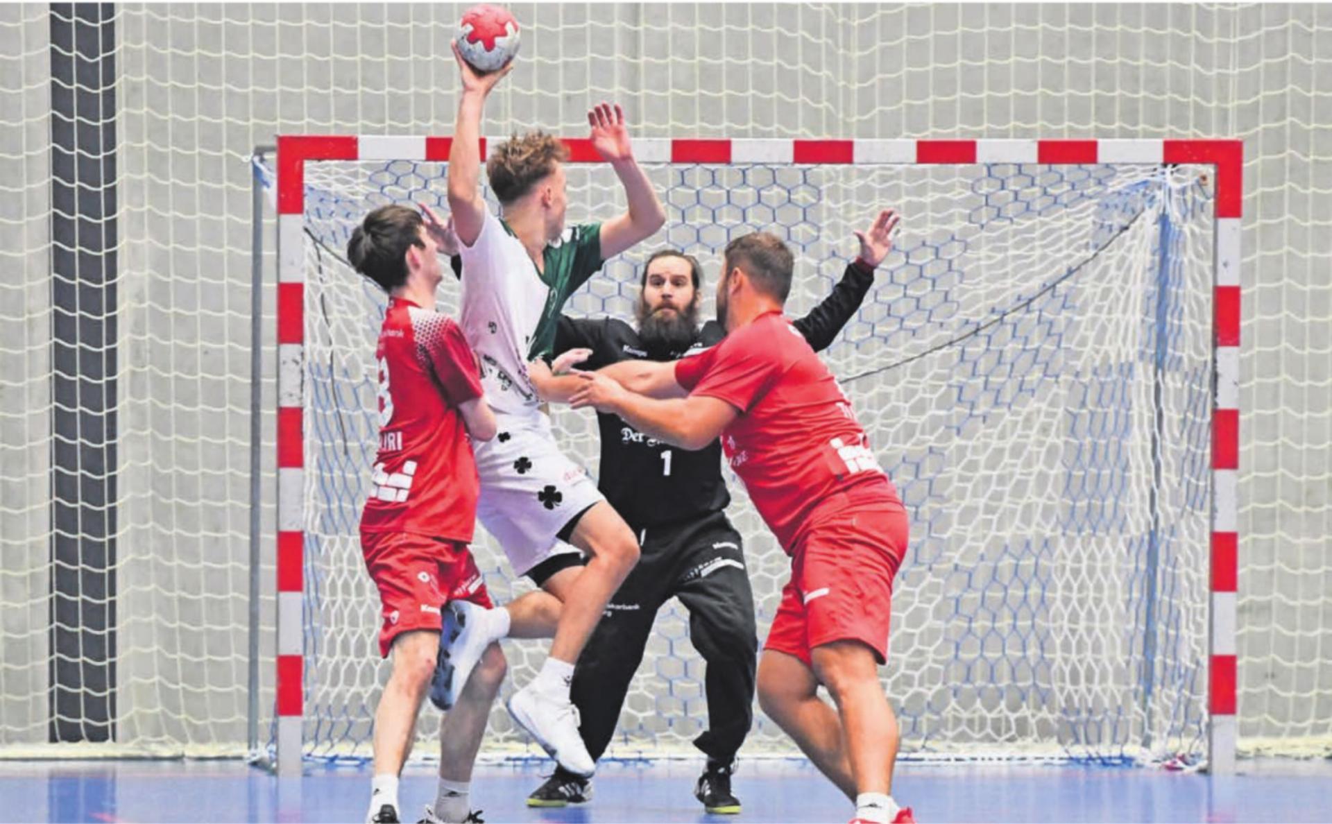 Der TV Muri tat sich mit der starken Offensive des Gegners schwer.
Bild: tvm - Das Bild wird blockiert. – Möglicherweise durch einen aktiven Adblocker.