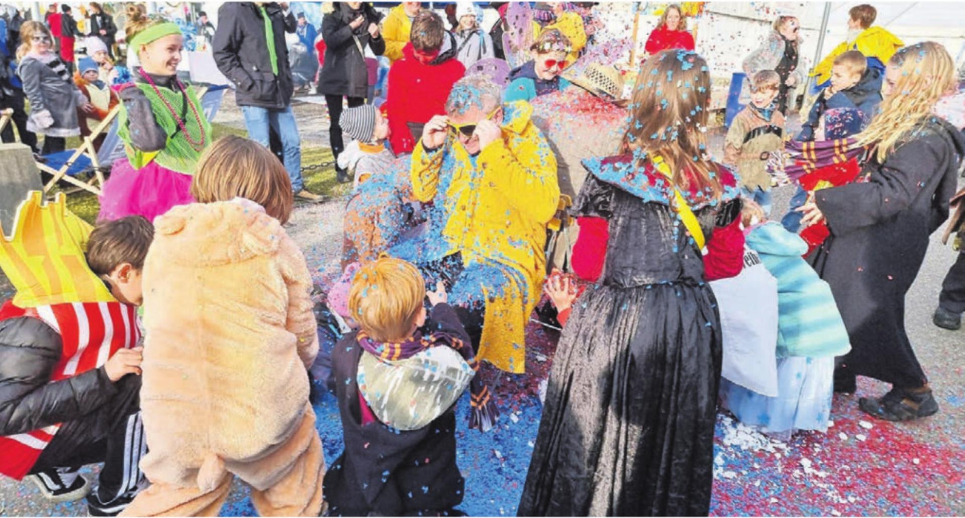Frisch im Amt und schon unter der Konfetti-Dusche. Jörg Weiss im gelben Mantel und Herbert Meier nahmen es mit Humor. - Das Bild wird blockiert. – Möglicherweise durch einen aktiven Adblocker.