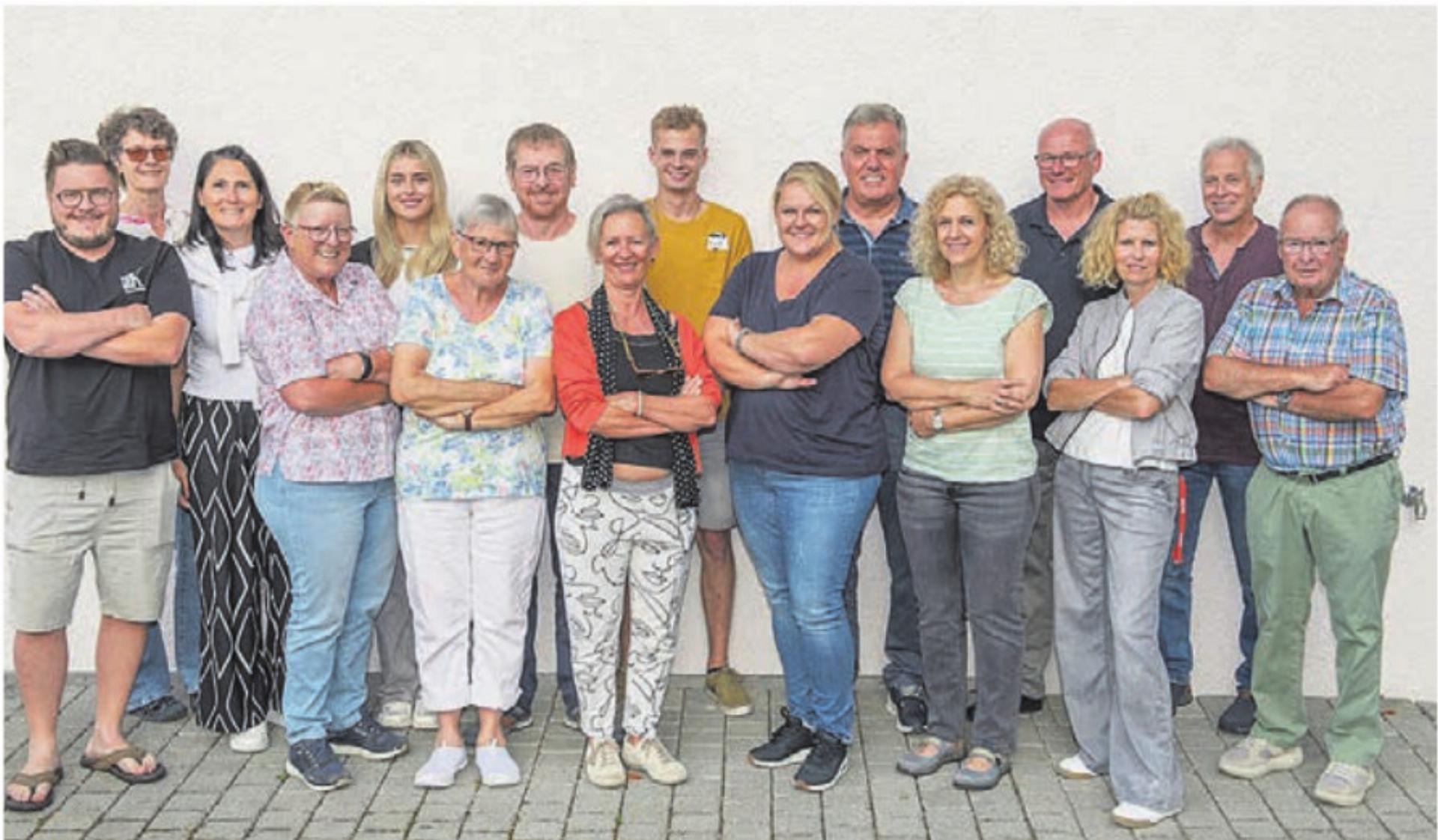 Das ganze Ensemble ist bereit für das Stück «Karriere». Bild: zg - Das Bild wird blockiert. – Möglicherweise durch einen aktiven Adblocker.