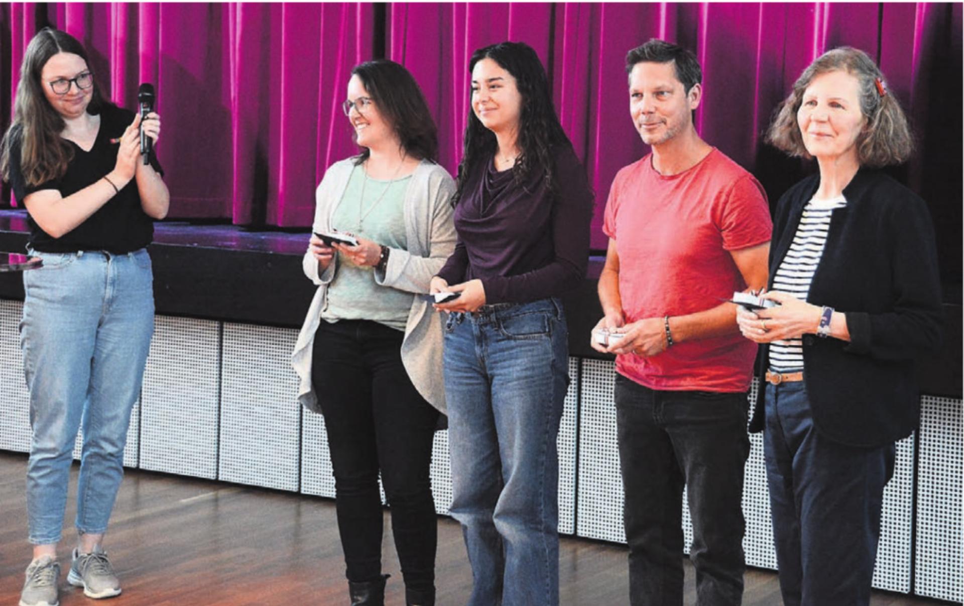 Melanie Müller (links), Leiterin der Bibliothek Wohlen und Mitorganisatorin, bedankt sich bei den Protagonisten der offenen Bühne: Verena Schütz, Simon Libsig, Manuela Salkica und Doris Dubach (von rechts). Bilder: Chregi Hansen - Das Bild wird blockiert. – Möglicherweise durch einen aktiven Adblocker.
