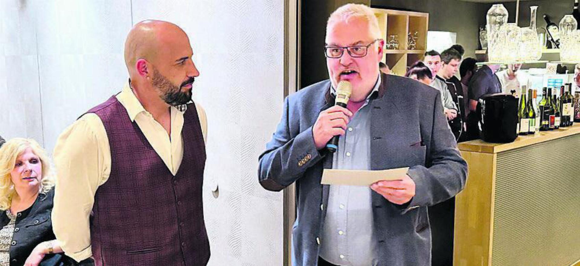 Organisator Marcel Kopp (rechts) bedankt sich bei Weinfachmann Juan Carlos Santos. Bild: zg