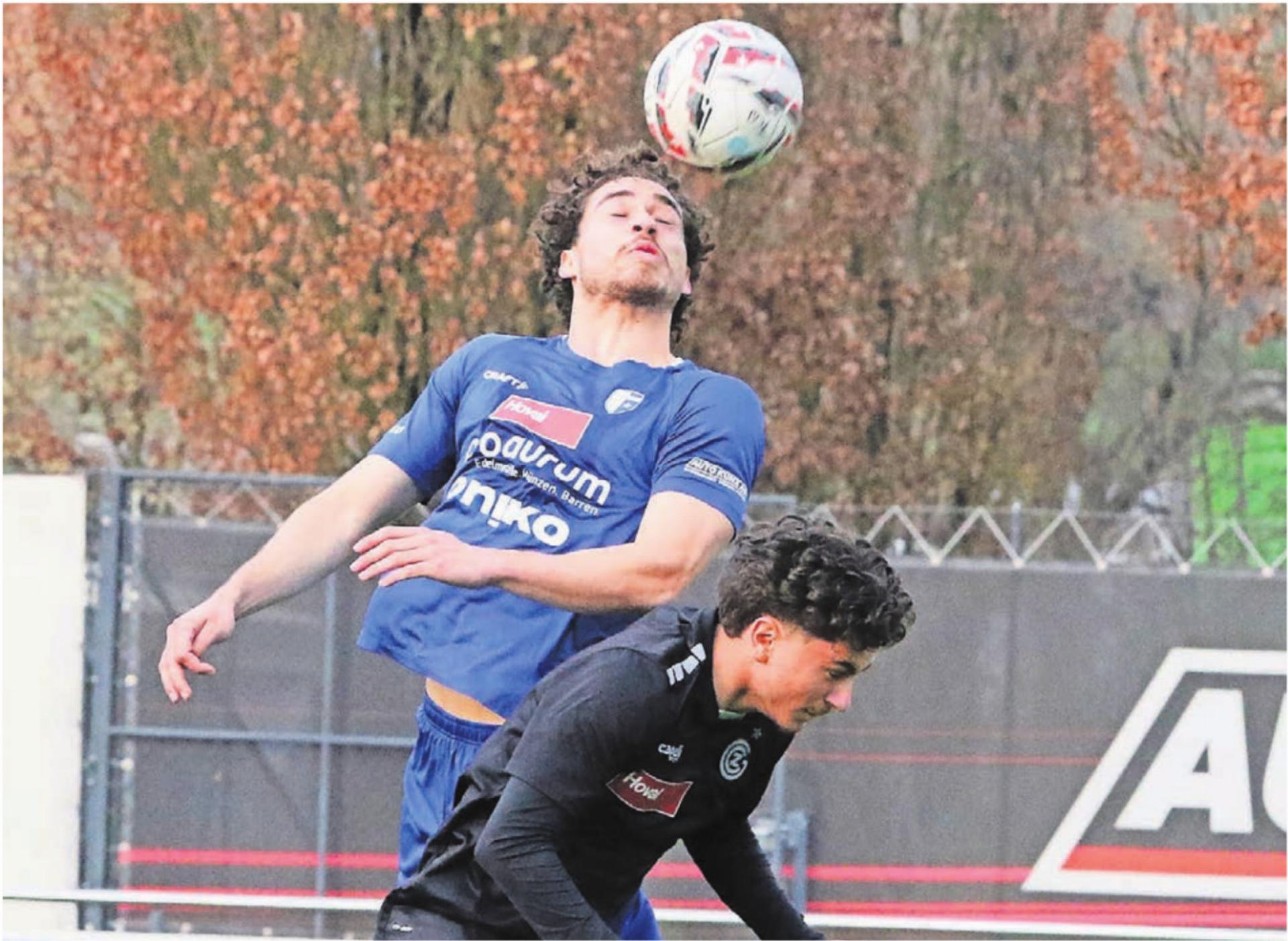Santiago Brunner (links) gewinnt das Kopfballduell gegen seinen Gegenspieler. Wohlen hielt in der intensiven Partie lange gut mit. Am Ende rächten sich verpasste Chancen und Unachtsamkeiten in der Abwehr. Bild: Josip Lasic - Das Bild wird blockiert. – Möglicherweise durch einen aktiven Adblocker.
