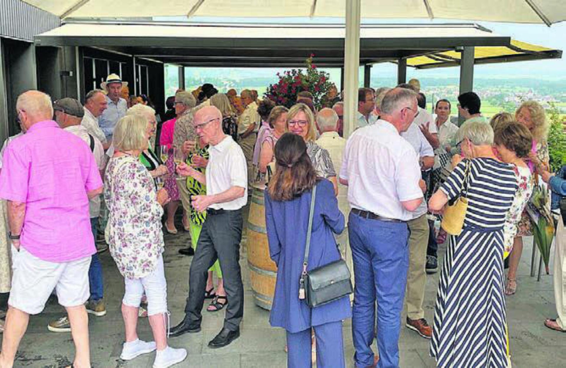 Der Brunch startete mit einem Apéro auf der «Linde»-Terrasse. Bild: zg
