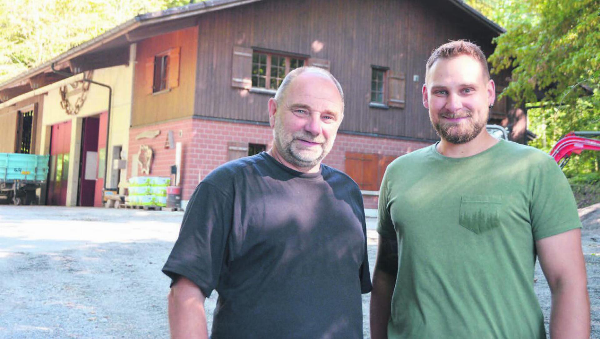 Urs Meyer und sein Sohn und Nachfolger Silvan Meyer vor dem Forstwerkhof des Forstbetriebs Lindenberg in Sarmenstorf. Bild: Annemarie Keusch