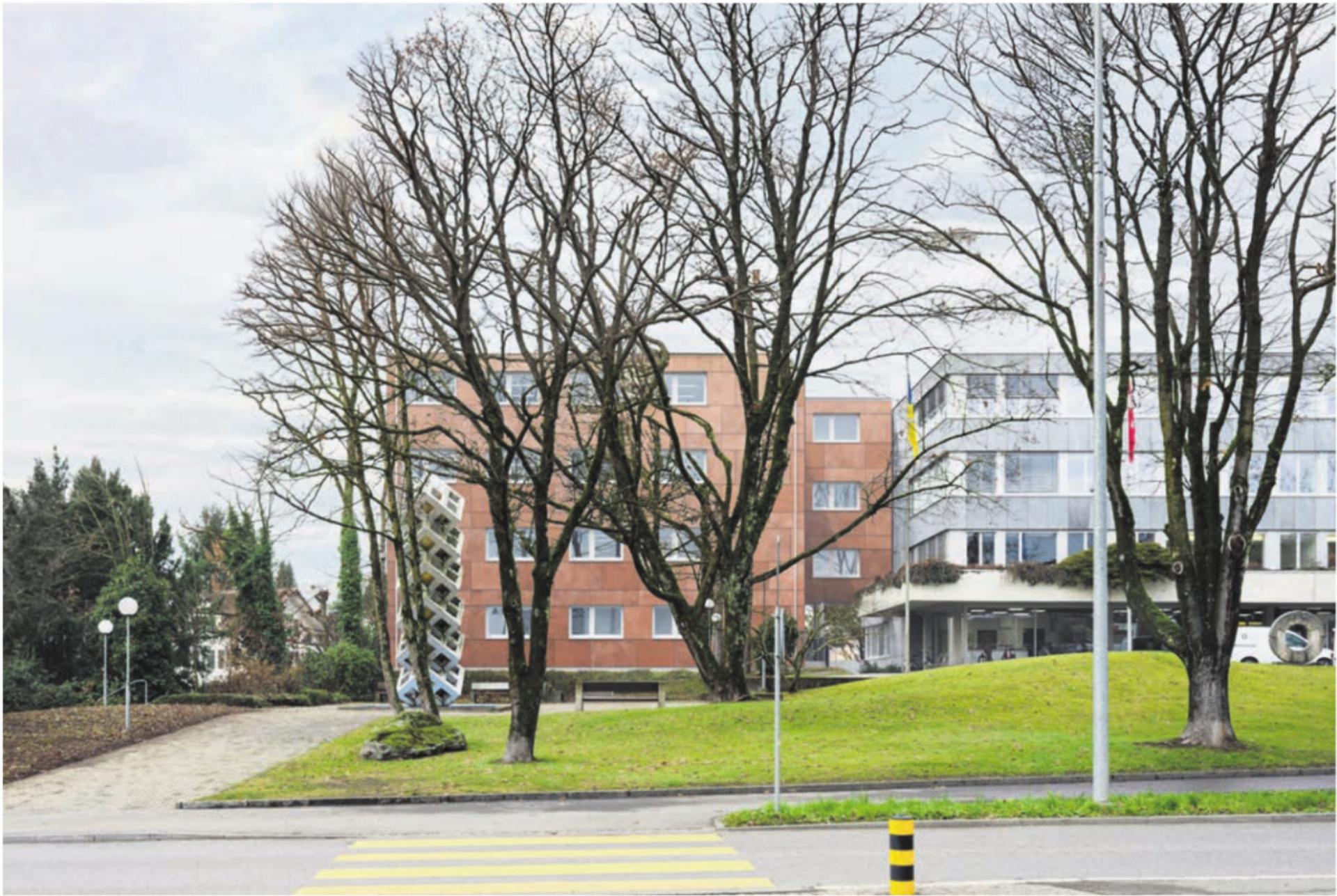 So wird das erweiterte Gemeindehaus künftig aussehen: Der braune Modulbau mit einer Passerelle zum Bau aus dem Jahr 1972. - Das Bild wird blockiert. – Möglicherweise durch einen aktiven Adblocker.