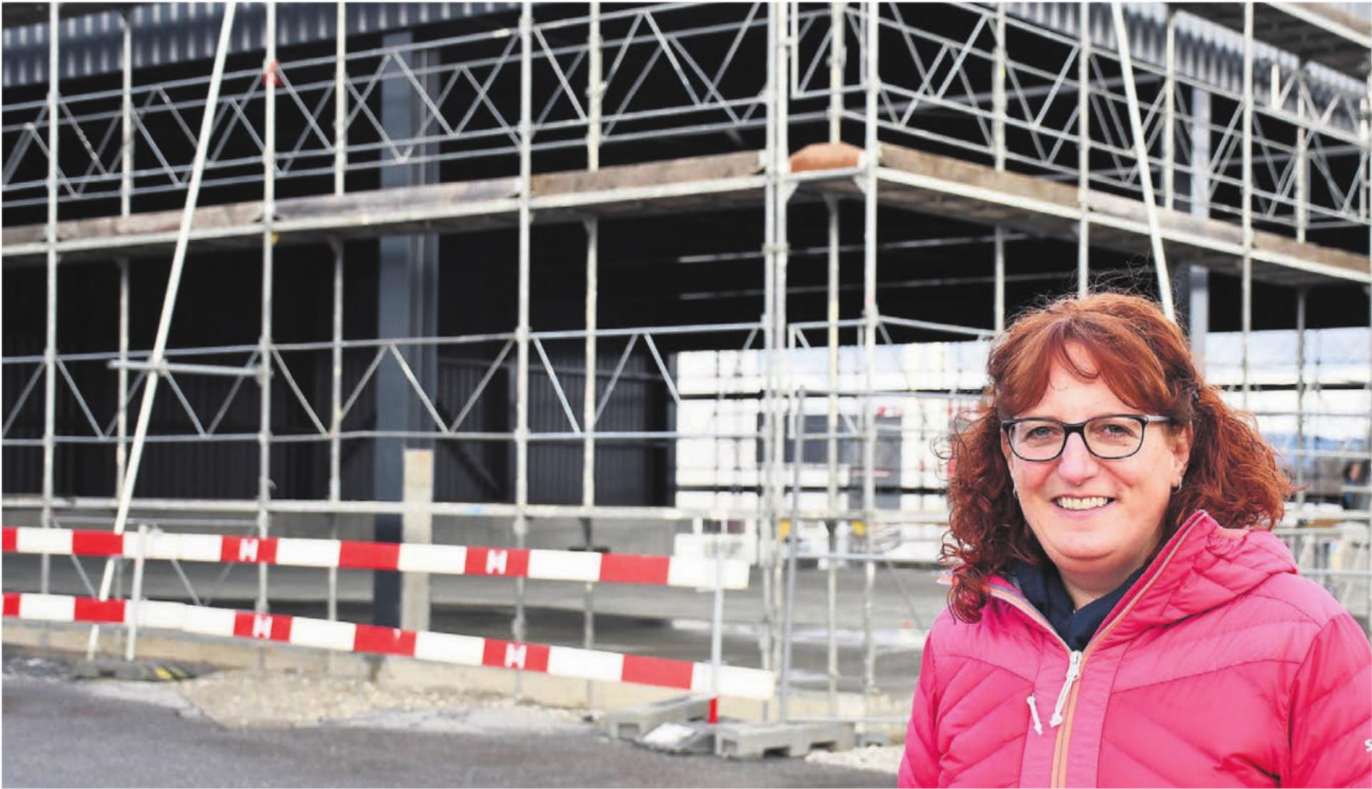 Gemeinderätin Katja Zimmermann zählt darauf, dass das Wetter mitmacht. Die Bau- und Ausbauarbeiten sind im Zeitplan. So könnte die neue Recyclinganlage in Auw im April eröffnet werden. Bild: Verena Anna Wigger - Das Bild wird blockiert. – Möglicherweise durch einen aktiven Adblocker.