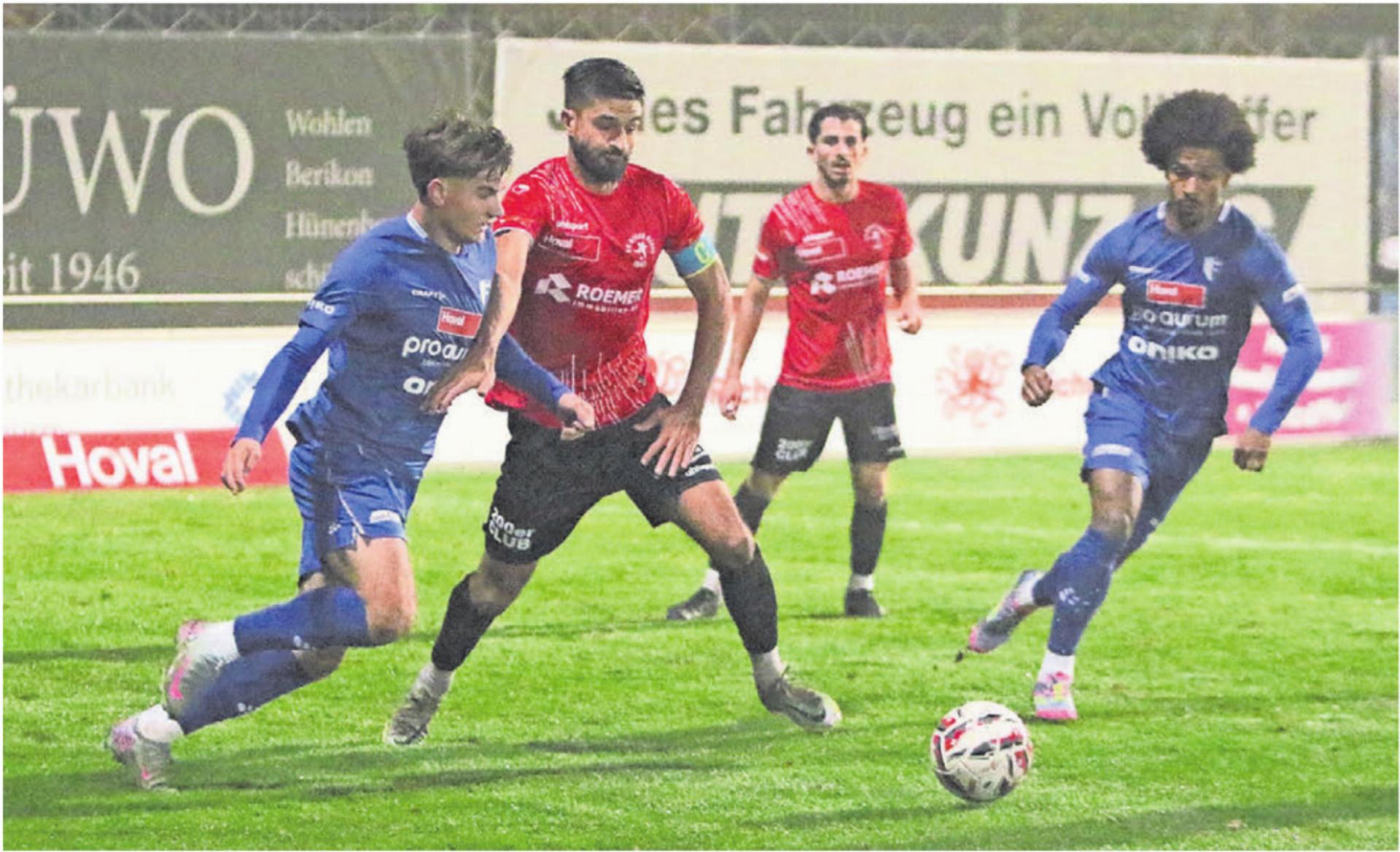 Djellon Shahini (links) gegen Black-Stars-Captain Alexandre Edwige. Er konnte wie Noah Lüscher-Boakye (rechts) und der Rest der Wohler Offensive selten für Gefahr bei den Baslern sorgen. Bild: Josip Lasic - Das Bild wird blockiert. – Möglicherweise durch einen aktiven Adblocker.