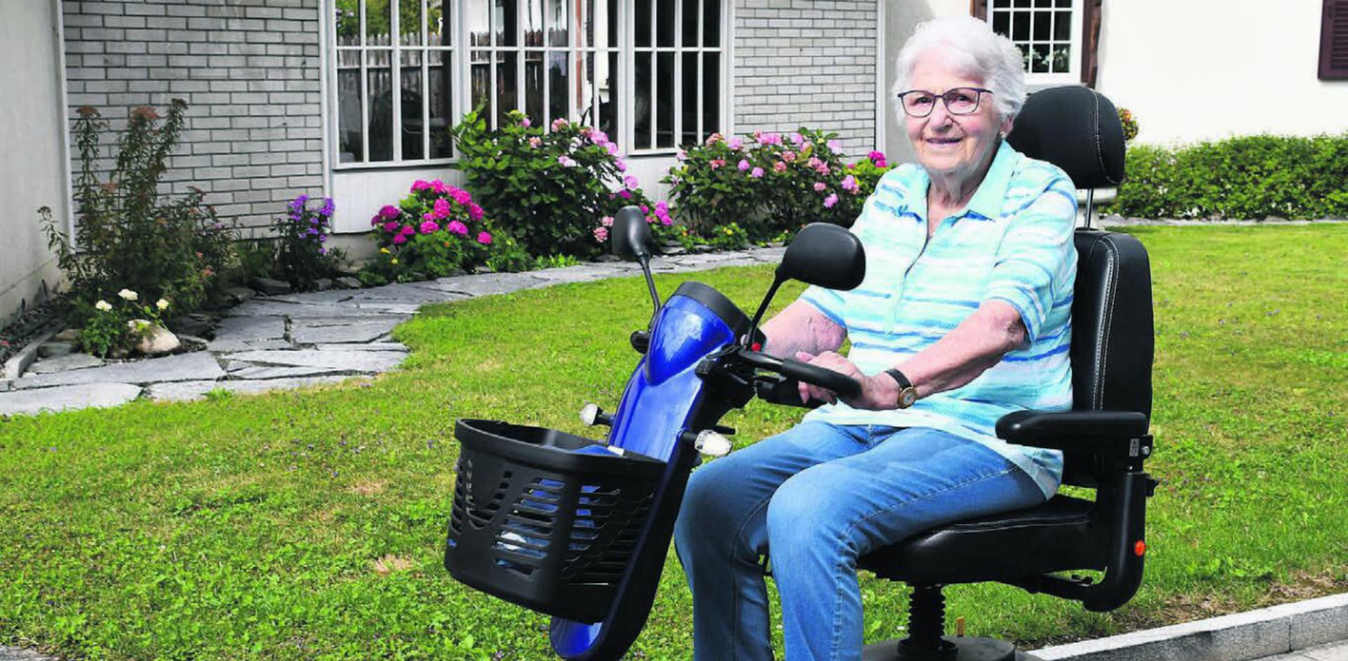 Mit ihrem Herkules, wie Marlis Räber ihr Elektromobil liebevoll nennt, nimmt die 92-Jährige heute noch am öffentlichen Leben teil. Bild: Verena Anna Wigger