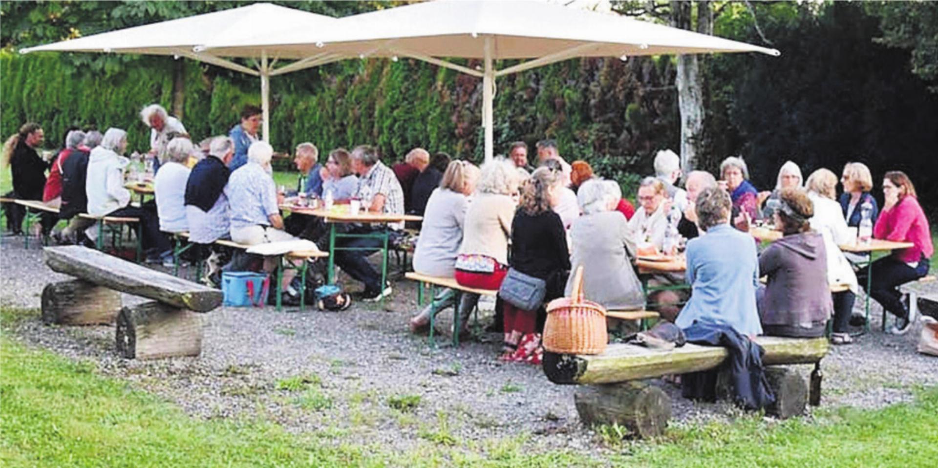 Die Teilnehmer genossen den gelungenen Grillabend. Bild: zg