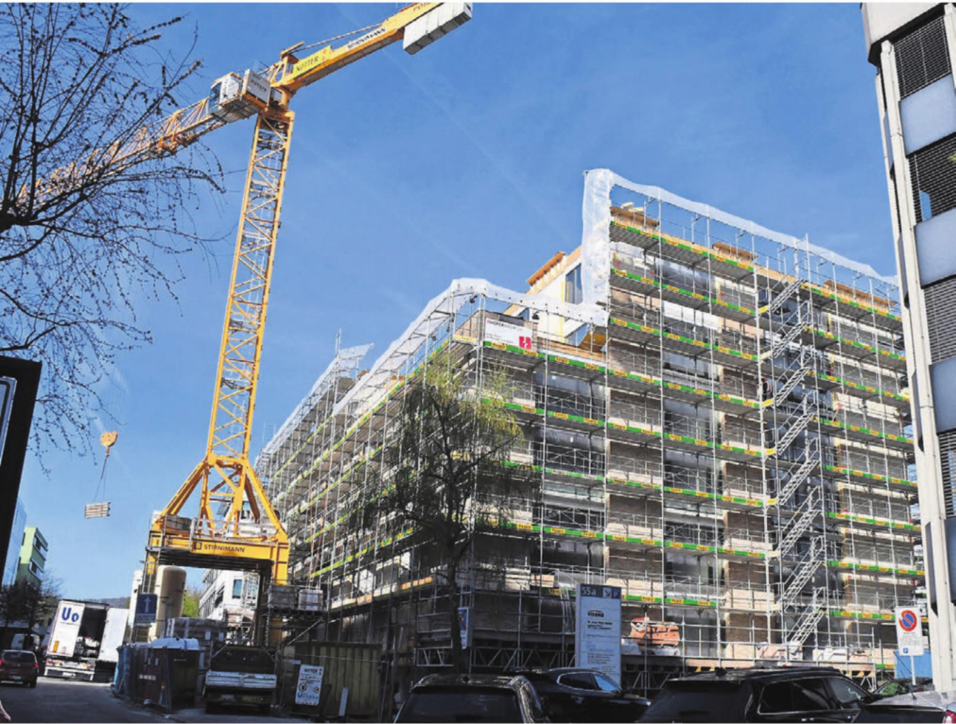 Der Umbau und Neubau der Aargauischen Kantonalbank an der Bahnhofstrasse kommt zügig voran. Im August werden die ersten Wohnungen bezogen werden können, im September wechselt dann die Bank an den herkömmlichen und erneuerten Sitz. Bild: Daniel Marti - Das Bild wird blockiert. – Möglicherweise durch einen aktiven Adblocker.