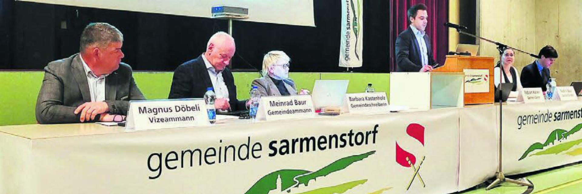 Der Gemeinderat Sarmenstorf (hier an der letzten «Gmeind») möchte in den kommenden Jahren in globo weitermachen (von links): Vizeammann Magnus Döbeli, Gemeindeammann Meinrad Baur, Gemeindeschreiberin Barbara Kastenholz und die Gemeinderäte Fabian Kallen, Nadine Baur und Ramon Winterberg. Bild: Archiv