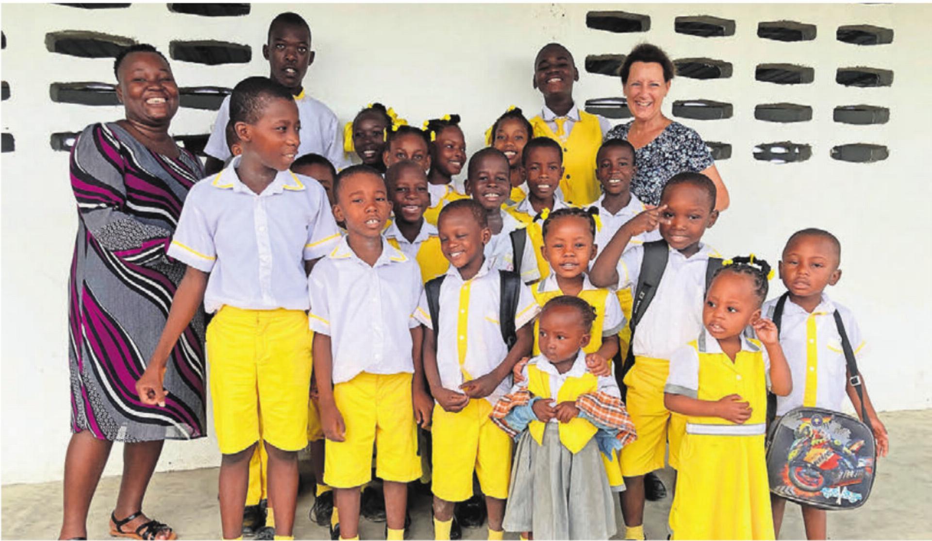 Schulbesuch einer neu eröffneten Grundschule: Präsidentin Miranda Bammert-Zahn (hinten rechts).
Bild: zg - Das Bild wird blockiert. – Möglicherweise durch einen aktiven Adblocker.