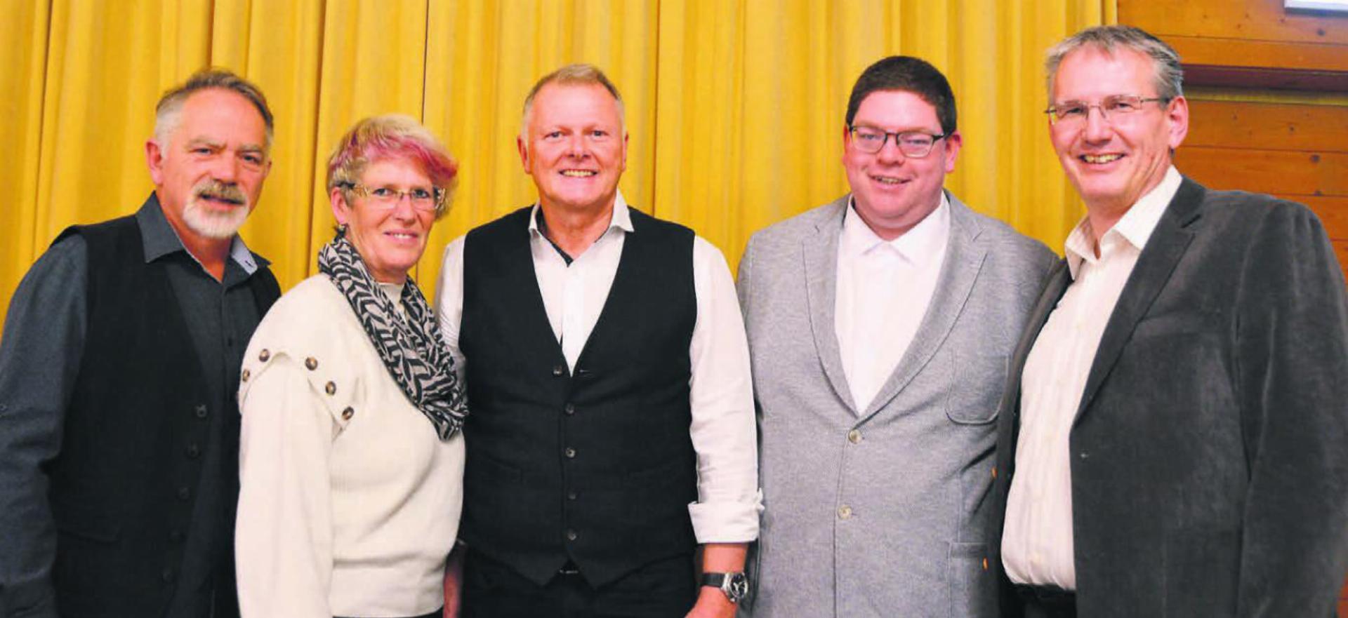 Die erste Gemeindeversammlung in dieser Zusammensetzung, von links: Jürg Barmettler, Franziska Stenico, Stefan Zemp, René Küng und Guido Wigger. Bild: Annemarie Keusch