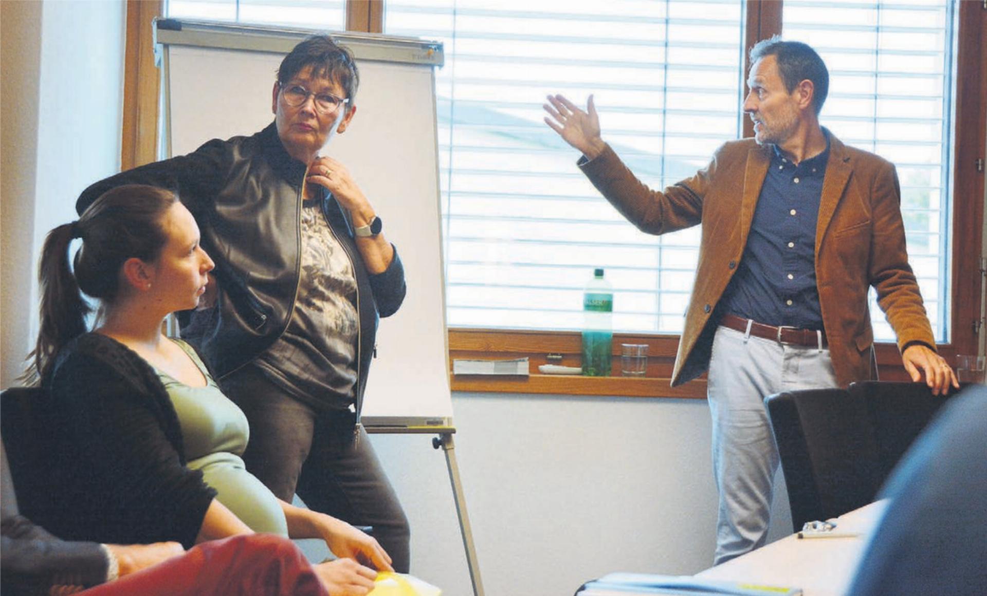 Gemeindeammann Evelyn Pfister und Gemeinderat André Huber gewährten Einblick in ihre Themengebiete und Aufgaben. Bild: Annemarie Keusch