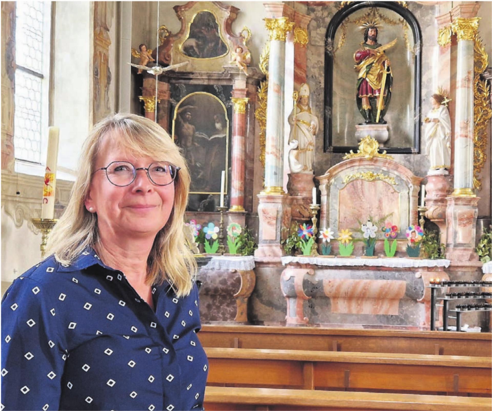 Karin Koch Wick vor dem Synesius-Altar in der Bremgarter Stadtkirche. Der Bremgarter Patron soll bekanntlich Wunder bei Augenleiden bewirken. Das Projekt Synesius verdankt ihm Ursprung und Name. Bild: Marco Huwyler - Das Bild wird blockiert. – Möglicherweise durch einen aktiven Adblocker.