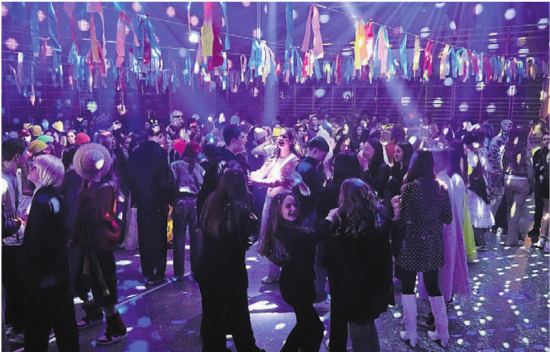 Ausgelassene Stimmung in der Fasnachtsdisco. Bild: zg - Das Bild wird blockiert. – Möglicherweise durch einen aktiven Adblocker.