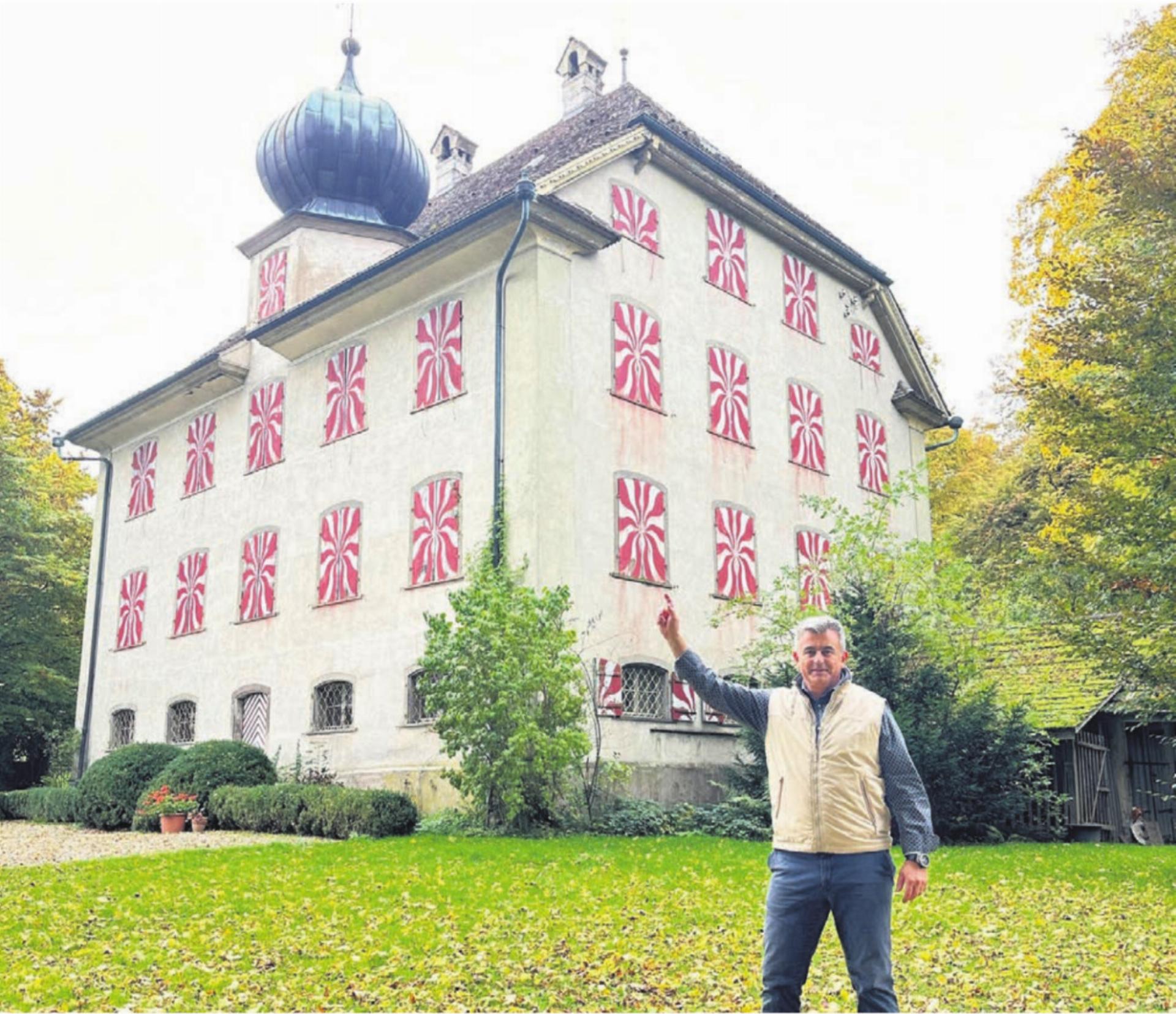 Pro-Lindenberg-Präsident Stefan Schimon findet die geplanten Windräder völlig überdimensioniert: Am Fuss seien diese etwa so breit wie das Schloss Horben, aber 15 Mal so hoch. Bild: zg - Das Bild wird blockiert. – Möglicherweise durch einen aktiven Adblocker.
