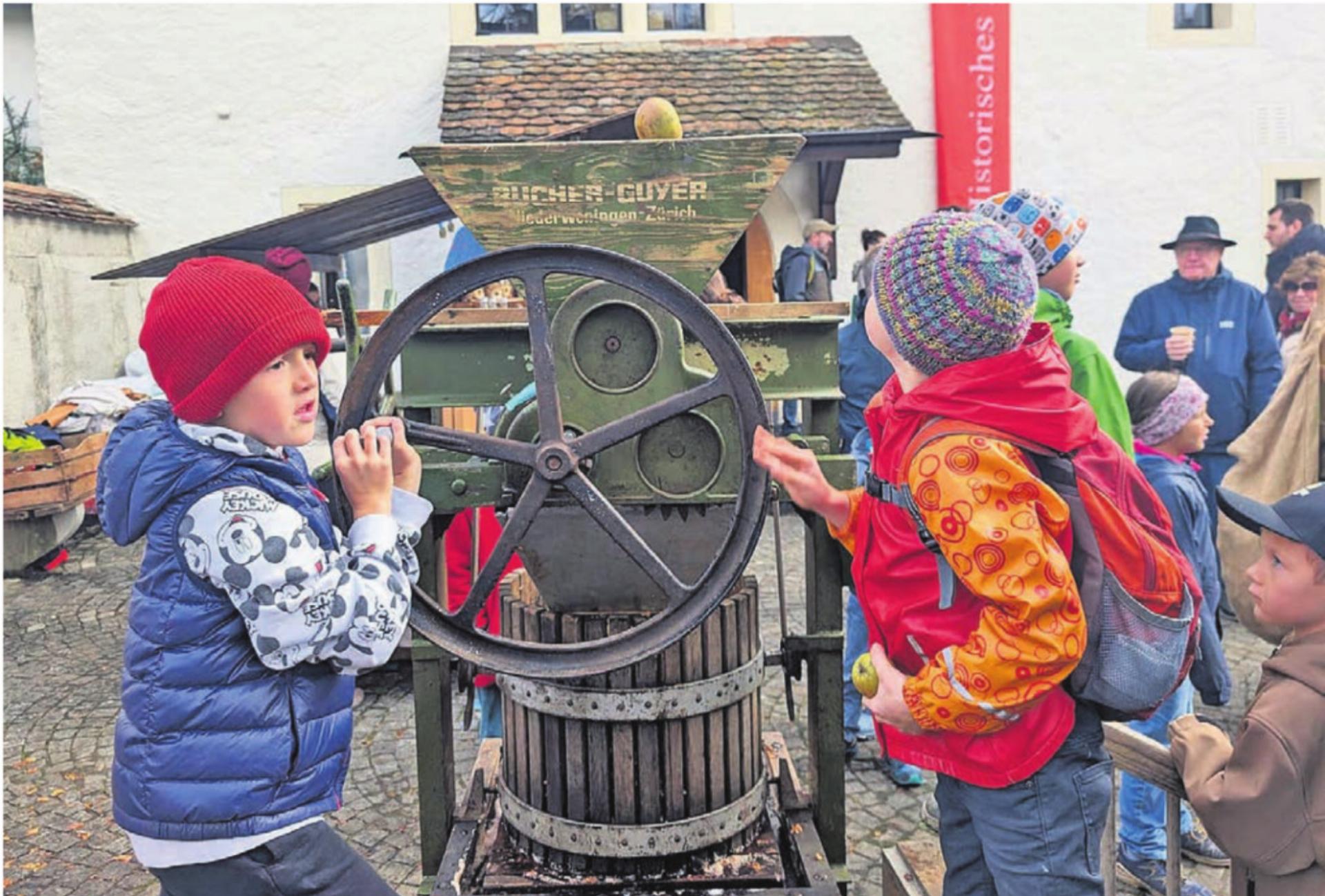 Diese jungen Burschen tragen mit viel Eifer zur Produktion des feinen Marktmosts bei. Bilder: Marco Huwyler - Das Bild wird blockiert. – Möglicherweise durch einen aktiven Adblocker.