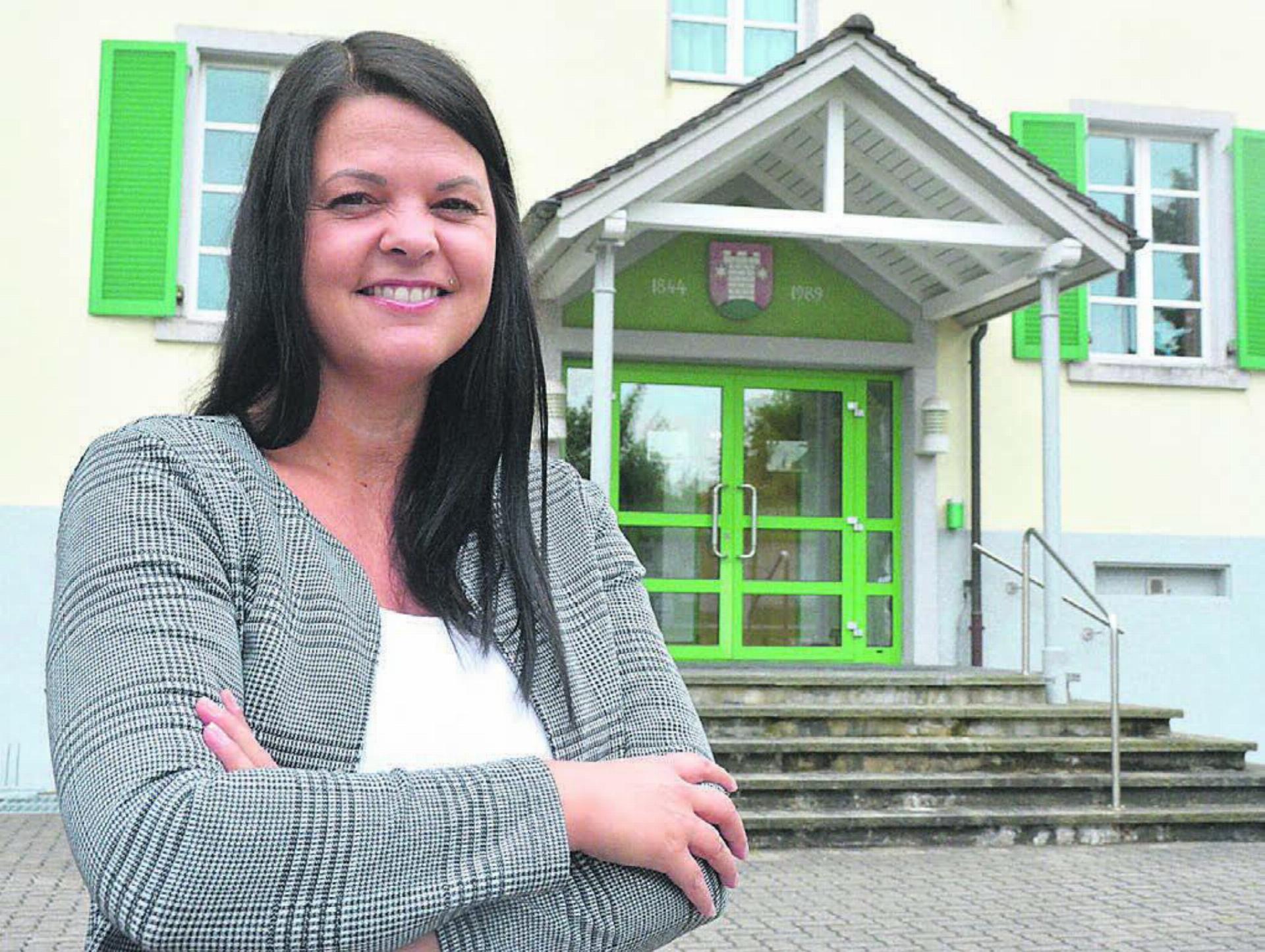 Isabelle Hediger vor dem Aristauer Gemeindehaus. «Ich fühle mich wohl in diesem Dorf und will mich für dessen Entwicklung einsetzen», sagt sie. Bild: Annemarie Keusch