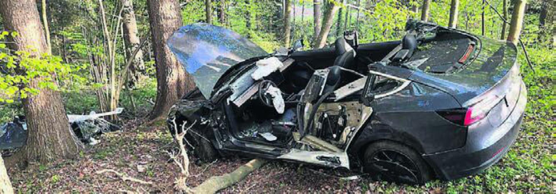 Das Fahrzeug prallte heftig gegen zwei Bäume. Bild: pz