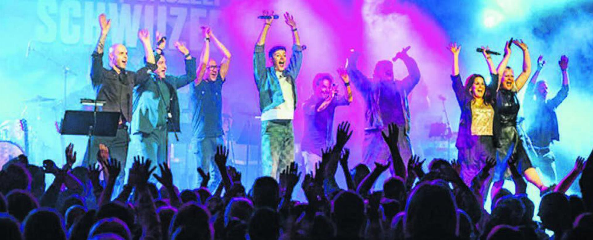 Die Schweizer Musikerinnen und Musiker nehmen die Zuschauer mit auf eine Reise durch die Geschichte der Schweizer Hits. Bild: pd