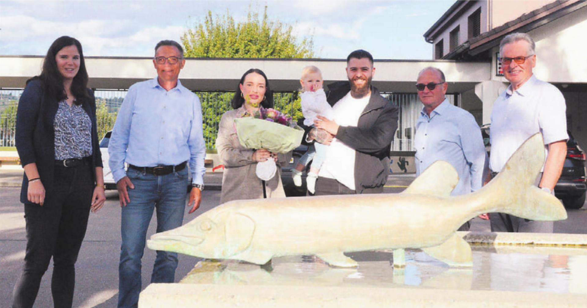 Gemeindeschreiberin Cornelia Burkard, Gemeinderat Ivan Bieri, Shirin Ziltener, Mila Ziltener, Nico Panico, Gemeindeammann Daniel Moor und Gemeinderat Peter Huber (von links) feiern diesen speziellen Moment. Bild: ake - Das Bild wird blockiert. – Möglicherweise durch einen aktiven Adblocker.