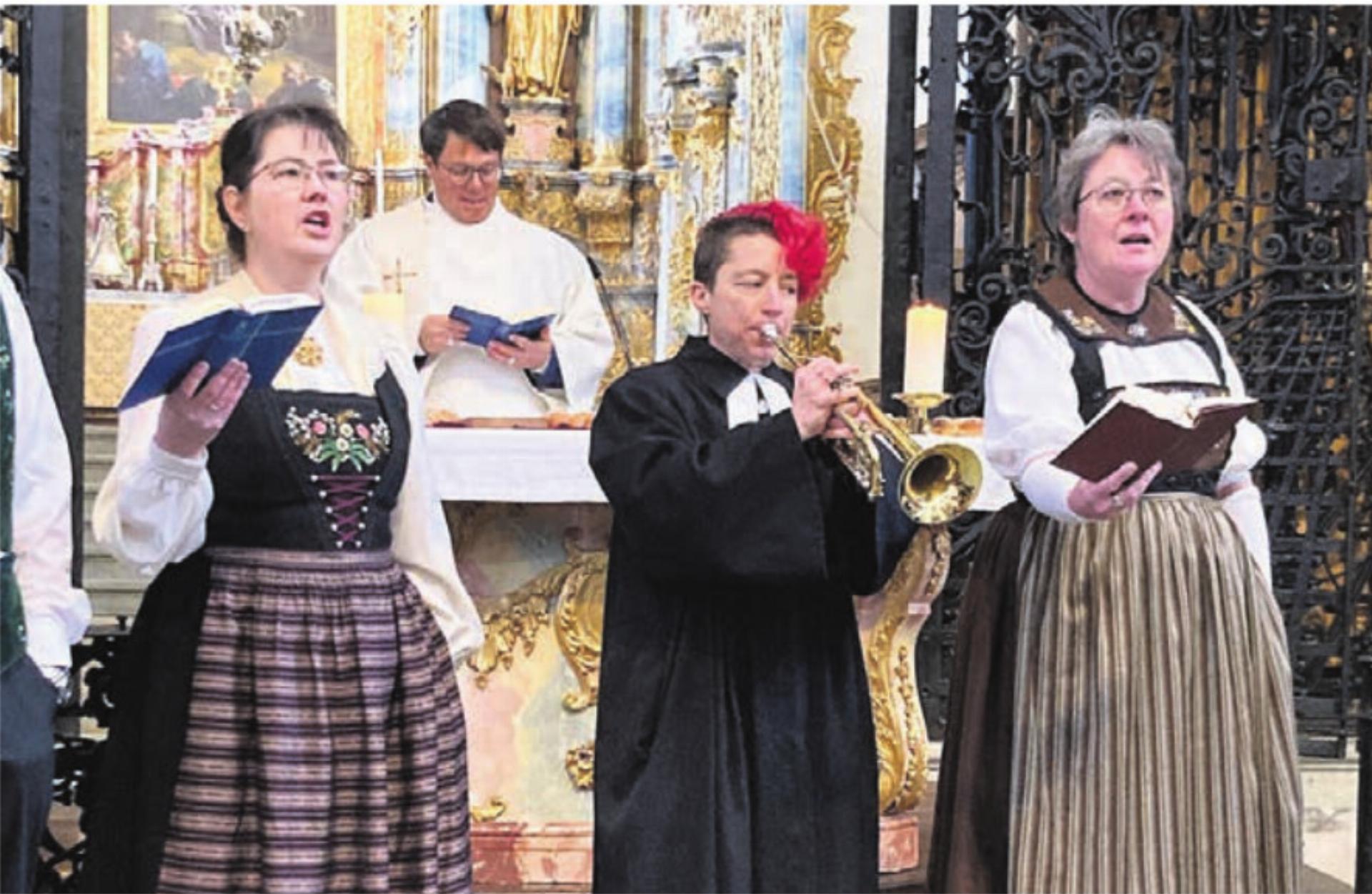 Seelsorgerin Corinne Dobler an der Trompete, umrahmt vom Jodelklub Heimelig. Bild: zg - Das Bild wird blockiert. – Möglicherweise durch einen aktiven Adblocker.