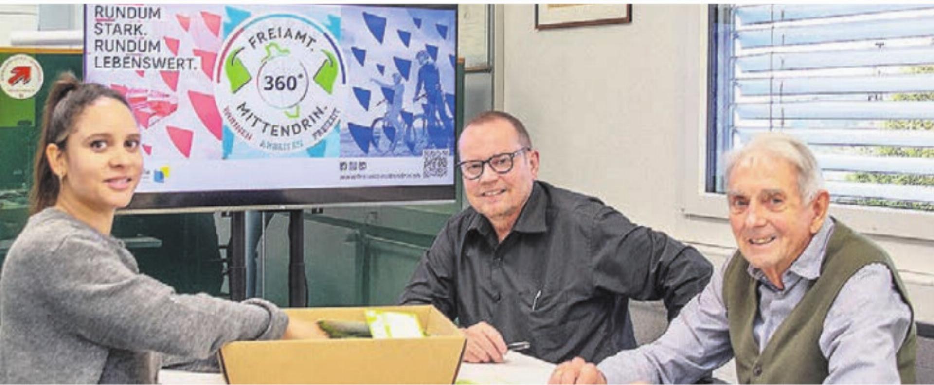 Glücksfee Nathalia Kaufmann zieht die gewinnenden Talons unter Aufsicht von Andreas Gnädinger, Präsident Wirtschaftskommission Repla Oberes Freiamt, und Protokollführer Fredy Zobrist von Erlebnis Freiamt. Bild: zg - Das Bild wird blockiert. – Möglicherweise durch einen aktiven Adblocker.