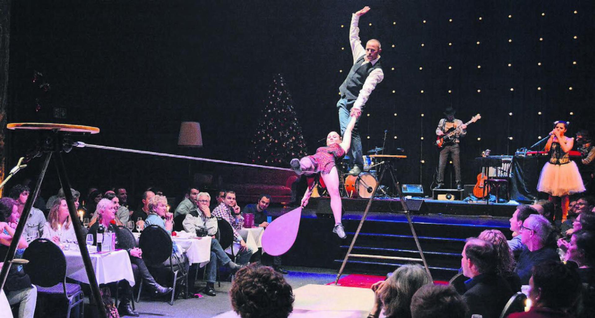 5. Dezember 2015: Der Circus Monti präsentiert eine Neuheit – erstmals findet im Winterquartier Monti‘s Varieté statt, von und mit Andreas Muntwyler und Ulla Tikka. Bild: Archiv/chh - Das Bild wird blockiert. – Möglicherweise durch einen aktiven Adblocker.