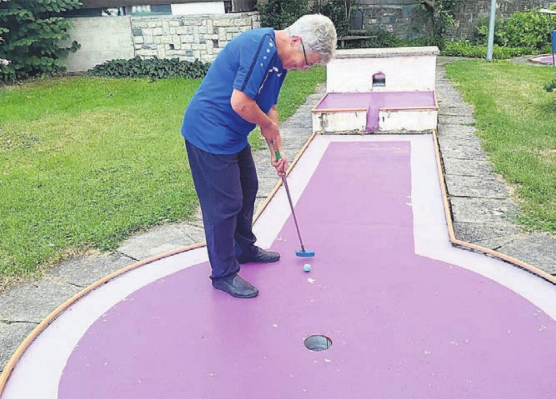 Die Niederwiler Turnerinnen versuchten sich für einmal beim Minigolf. Bild: zg