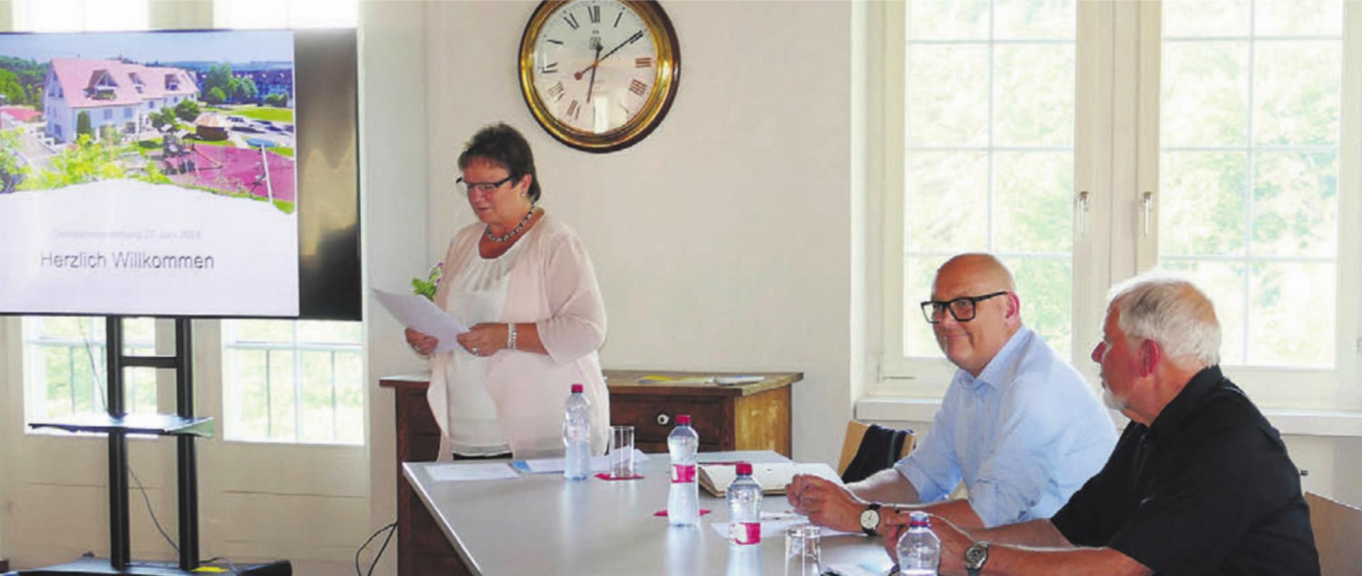 Die neue Vereinspräsidentin Doris Stöckli (l.) und Heimleiter Philipp Zimmermann (mit Brille) informierten an der GV. Bild: Stefan Treier