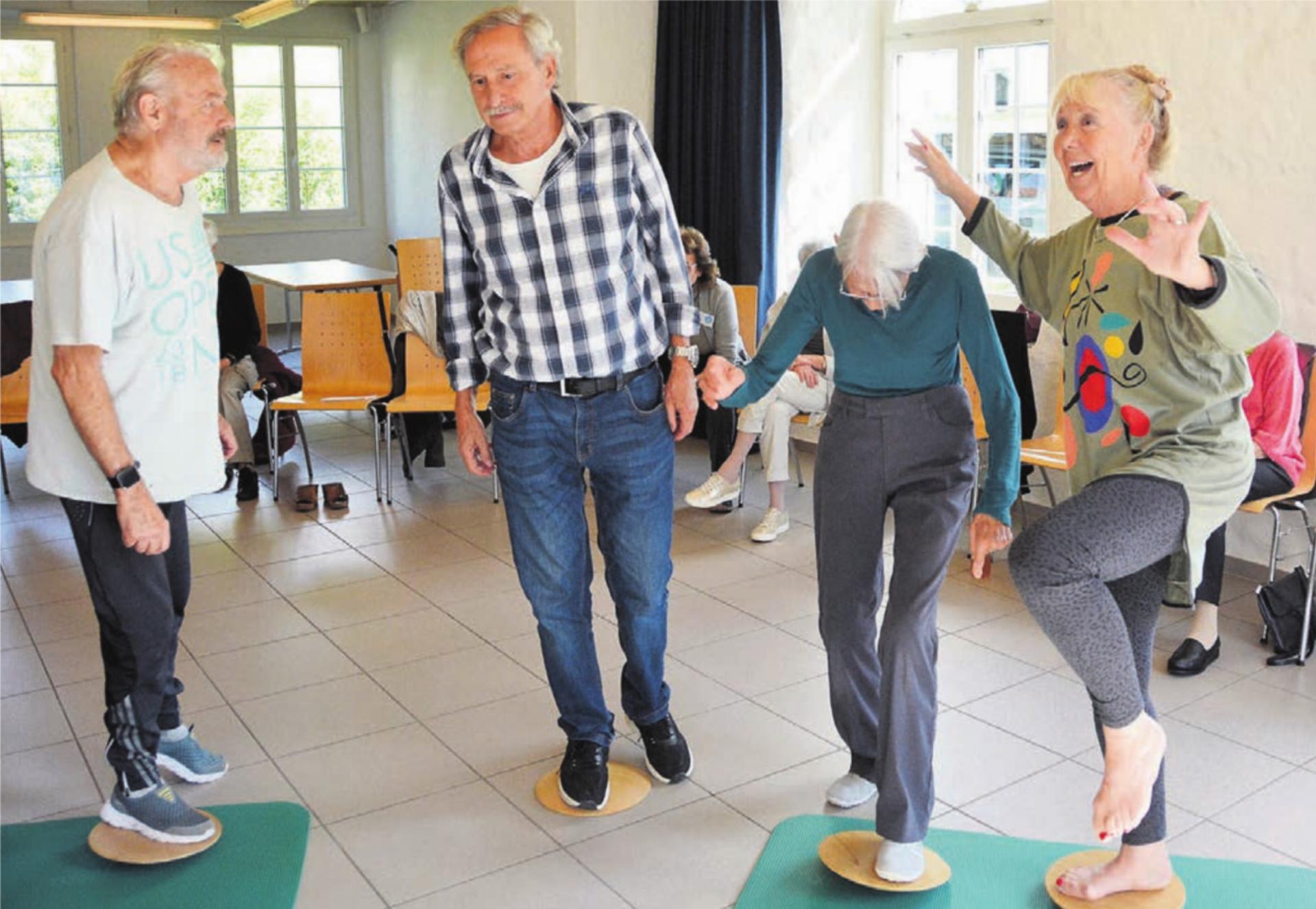 Die Teilnehmenden übten ihr Gleichgewicht auf abgerundeten Hölzern. Bilder: Roger Wetli