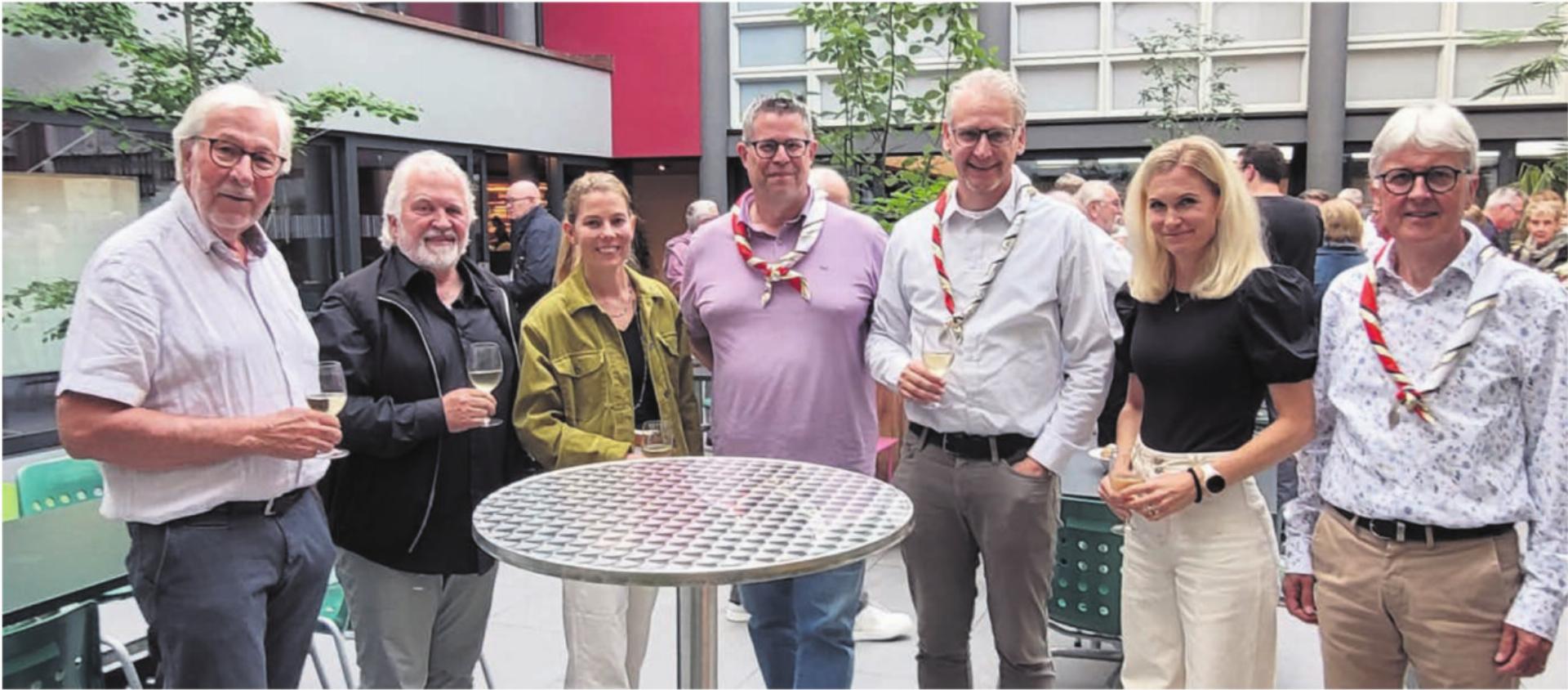 Der Gemeinnützige Ortsvereins (GOV) setzt sich primär, aber nicht nur für die Kindergärten ein. Auch andere Organisationen werden unterstützt, aktuell die Pfadi mit ihrem Neubauprojekt. An der letzten GV konnte der Vorstand des GOV mit den Vertretern der Pfadi anstossen (von links): Pitsch Isler, Andy Wyder,Manuela Müller-Stutz, Thomas Hoffmann, Thomas Geissmann, Corinne Moser-Burkard und Ernst Hochstrasser. Bild: Archiv/chh - Das Bild wird blockiert. – Möglicherweise durch einen aktiven Adblocker.