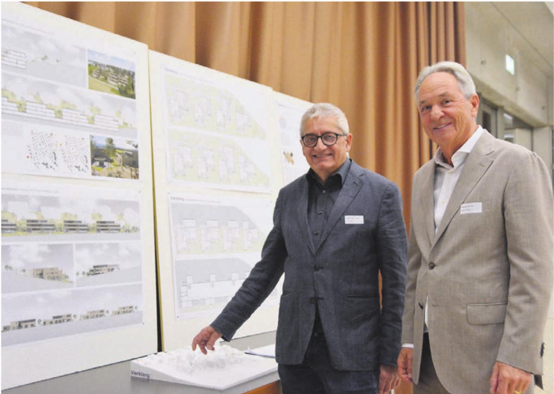 Bauherrschaft und Gemeinde sind überzeugt vom Siegerprojekt: Luigi Alberti (links) und Markus Fischer. Bilder: Annemarie Keusch / zg - Das Bild wird blockiert. – Möglicherweise durch einen aktiven Adblocker.