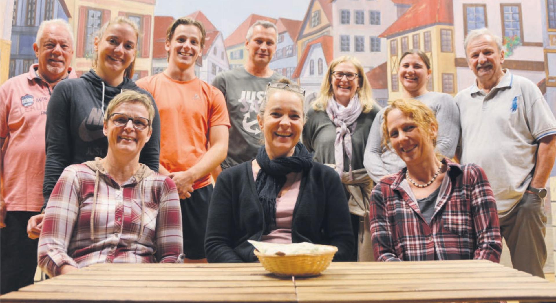 Die Theatergruppe der turnenden Vereine, hinten von links: Hanspeter Keller, Nadja Meier, Tobias Amstutz, Philipp Berger, Christine Peter (Souffleuse), Michaela Meier, Godi Küng (Regisseur); vorne von links: Daniela Lang, Bea Bachofen, Bea Habegger. Es fehlt: Fabian Wolf. Bilder: Annemarie Keusch