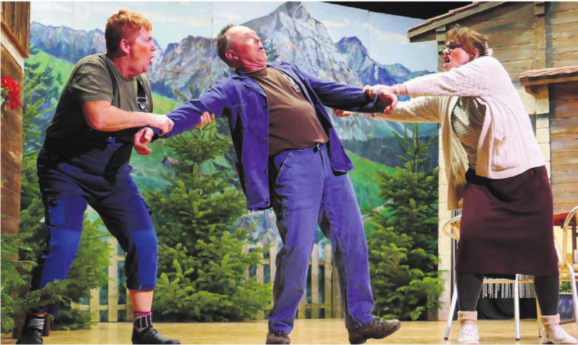 Sowohl Lise (Priska Waltenspül, links) wie auch Lotti (Brigitte Ripoll) begehren Knecht Hausi (Felix Fischer) zum Mann. - Das Bild wird blockiert. – Möglicherweise durch einen aktiven Adblocker.