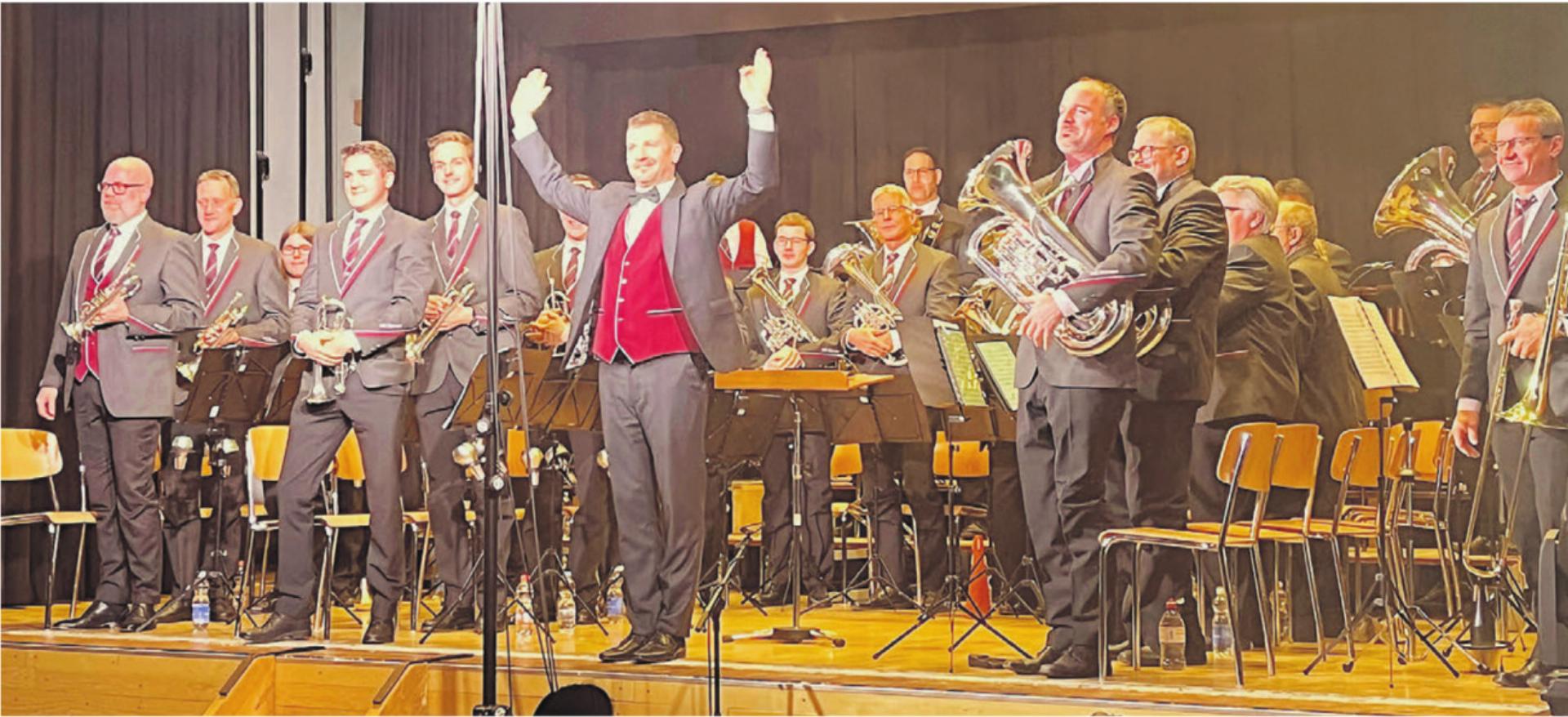 Freude über den grossen Applaus des Publikums – zum letzten Mal unter der Leitung von Dirigent Flavio Killer. Bilder: Walter Minder - Das Bild wird blockiert. – Möglicherweise durch einen aktiven Adblocker.