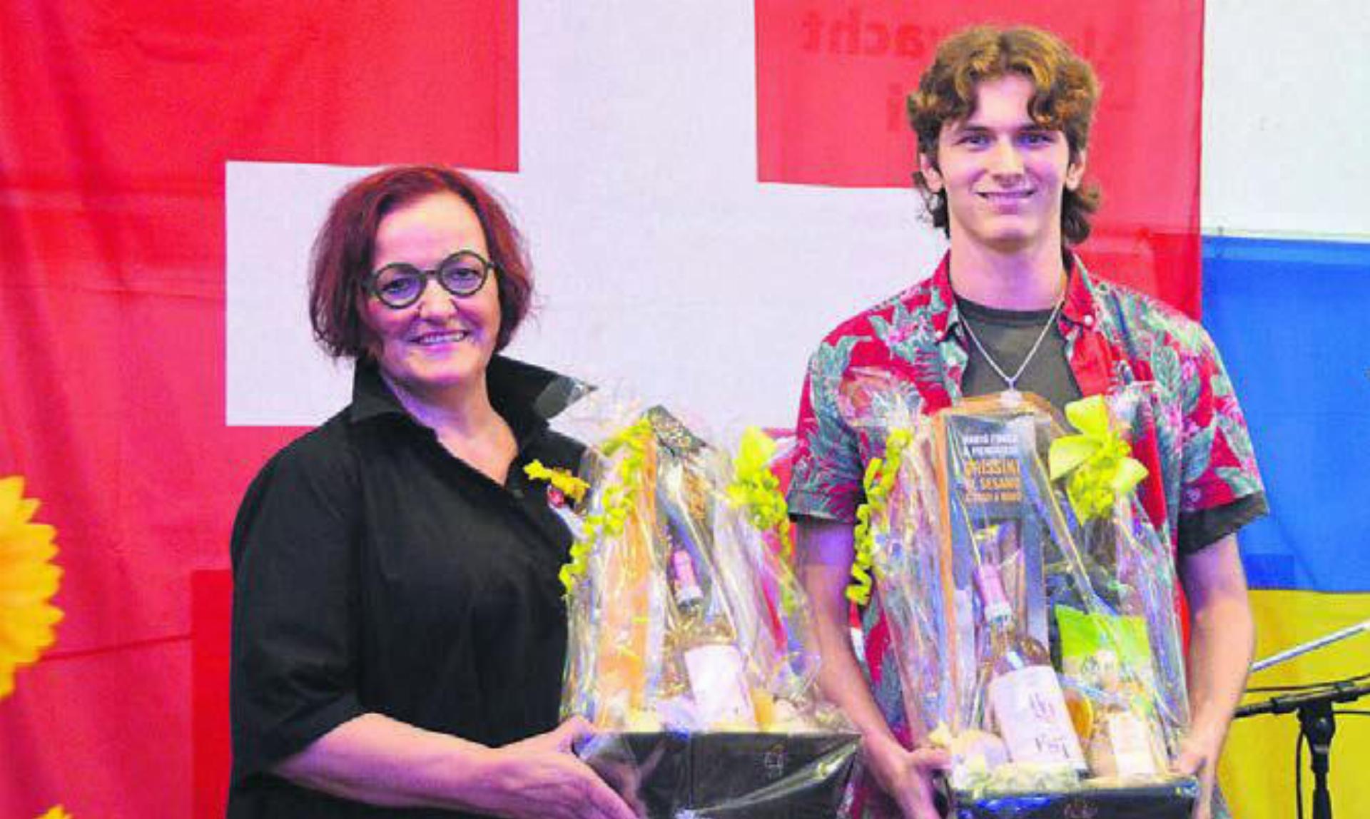 Geschenke für die Redner: Verena Wigger und Finn Neiger. Bild: ake