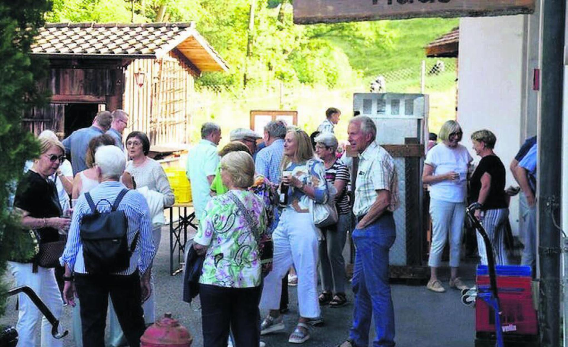 Die Mitglieder versammeln sich zu einem Abend mit Musik, Rückblicken und Ehrungen. Bild: sh