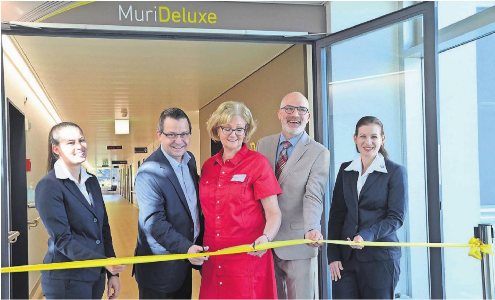 Bei der feierlichen Eröffnung der neuen Privatstation MuriDeluxe, von links: Jennifer Fischer, Stationsleiterin Pflege, Spital-CEO Daniel Strub, Sabina Rüttimann, Stiftungsratspräsidentin, Dominic Brunner, Leiter Hotellerie, und Daniela Ayoub Leiterin Pflegedienst und Mitglied der Spitalleitung. Bilder: Thomas Stöckli - Das Bild wird blockiert. – Möglicherweise durch einen aktiven Adblocker.