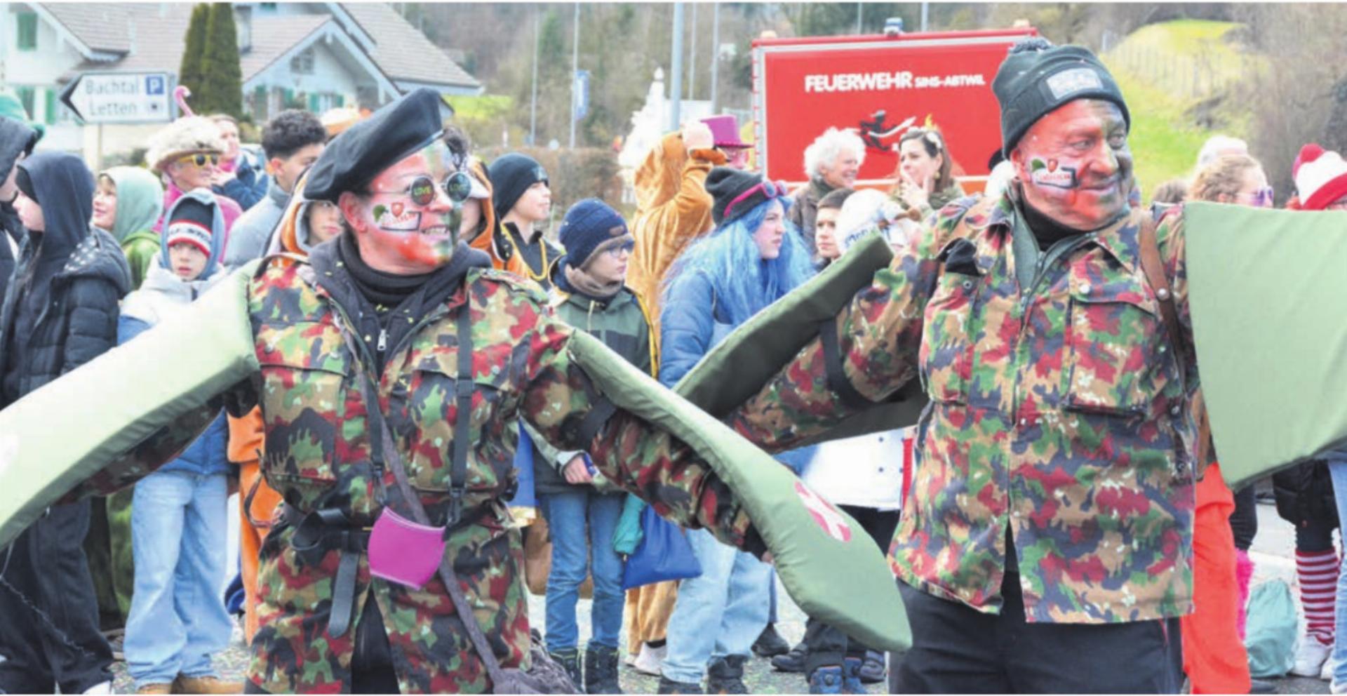 «Achtung, fertig, Personalmangel». Die «Wagebandi de Brösmeli und sini Guetzli» aus Boswil setzte das Motto Militär um. - Das Bild wird blockiert. – Möglicherweise durch einen aktiven Adblocker.