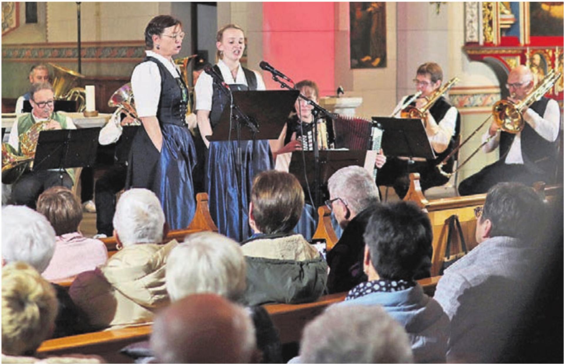 Die «Postlonzibuebe» und das Jodelduo Wismer wussten zu begeistern. Bild: zg - Das Bild wird blockiert. – Möglicherweise durch einen aktiven Adblocker.