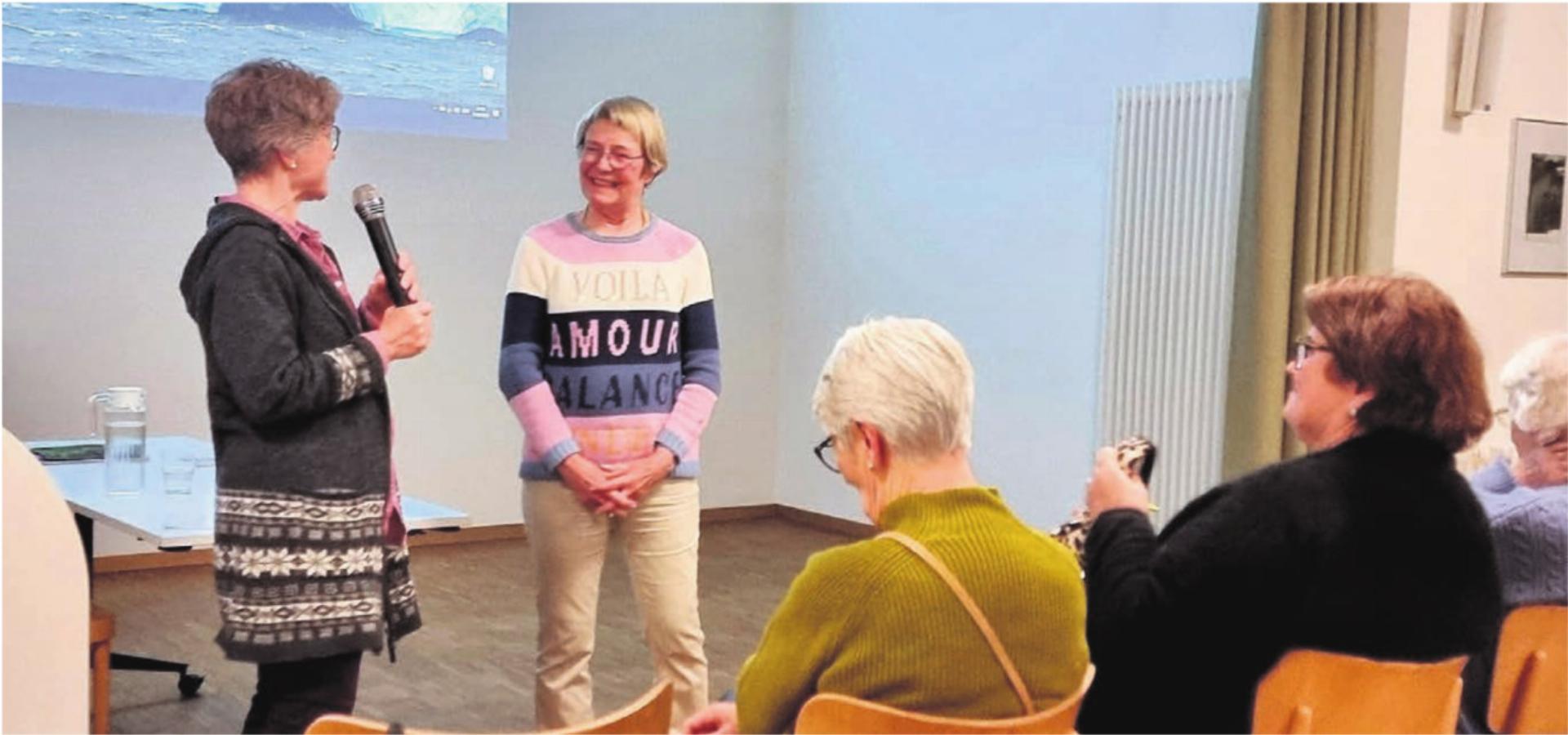 Frauenvereinspräsidentin Claudia Marfurt, links, bedankte sich bei der Referentin Annemarie Kölliker für den eindrücklichen und lebendigen Reisebericht. Bild: Verena Anna Wigger - Das Bild wird blockiert. – Möglicherweise durch einen aktiven Adblocker.