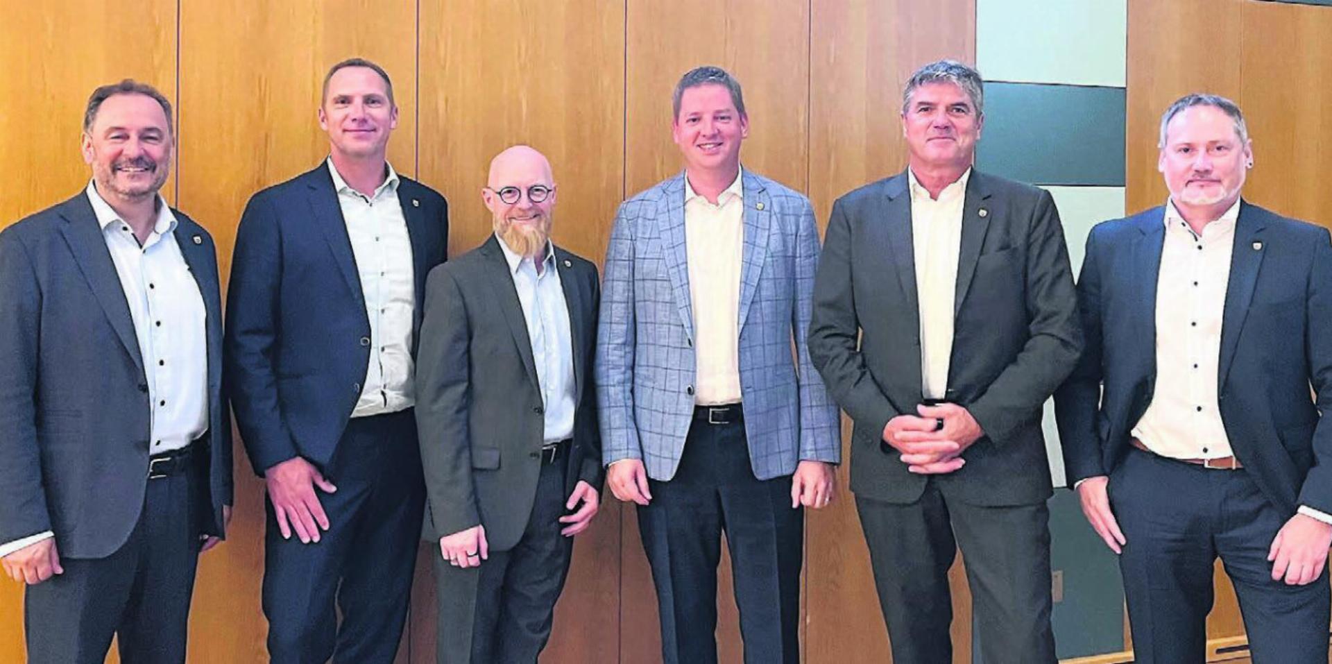 Freuten sich über durchwegs über die diskussionslos genehmigten Geschäfte (v. l.): Gemeinderäte Renato Sanvido und Daniel Füglistaler, Gemeindeschreiber Josef Würsch, Gemeinderat René Schmidli, Gemeindeammann Ueli Lütolf und Gemeinderat Fabian Lupp. Bild: Walter Minder