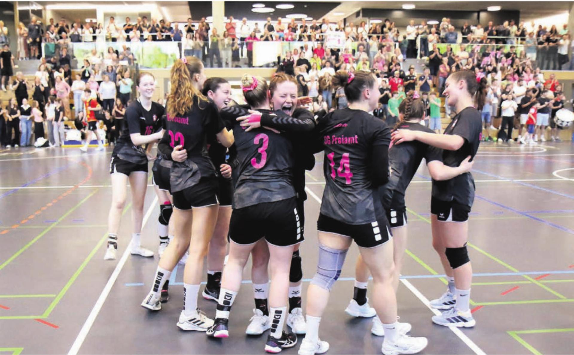 Die Frauen der SG Freiamt jubeln und freuen sich riesig über den Aufstieg und den grossen Support von den Rängen. - Das Bild wird blockiert. – Möglicherweise durch einen aktiven Adblocker.