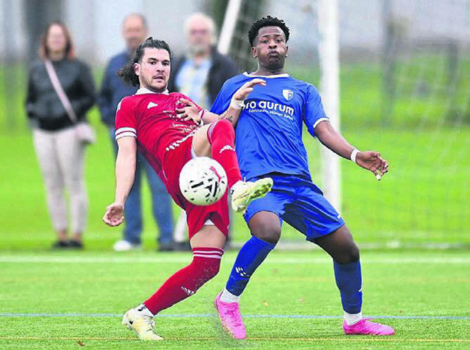 Der FC Wohlen U23 (rechts Nelson Afulike) gerät immer mehr in Bild: awa/Archiv