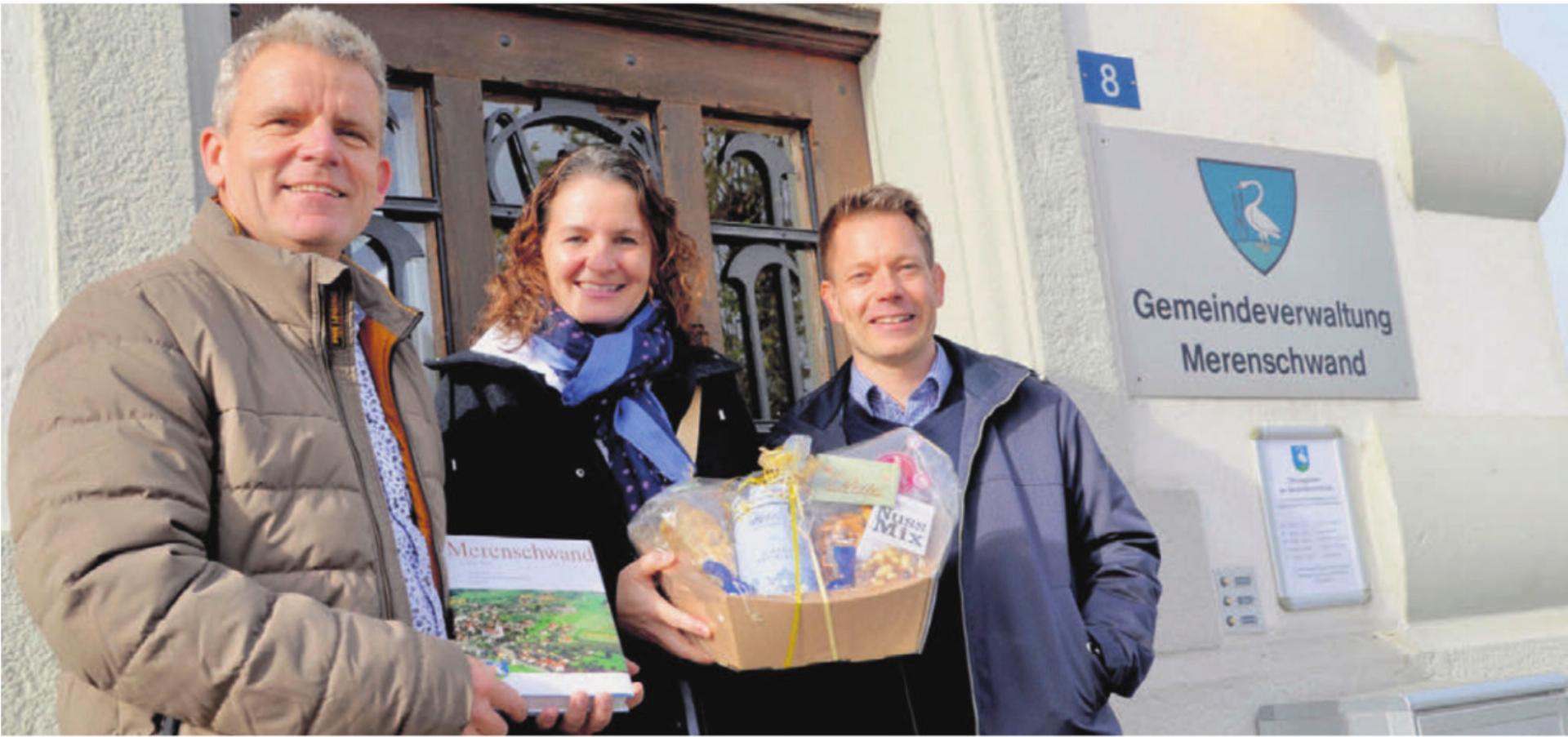 Eveline Stalder, 4000. Merenschwanderin, flankiert von Gemeindeammann Rainer Heggli (links) und Gemeindeschreiber Othmar Zihlmann. Bild: tst - Das Bild wird blockiert. – Möglicherweise durch einen aktiven Adblocker.