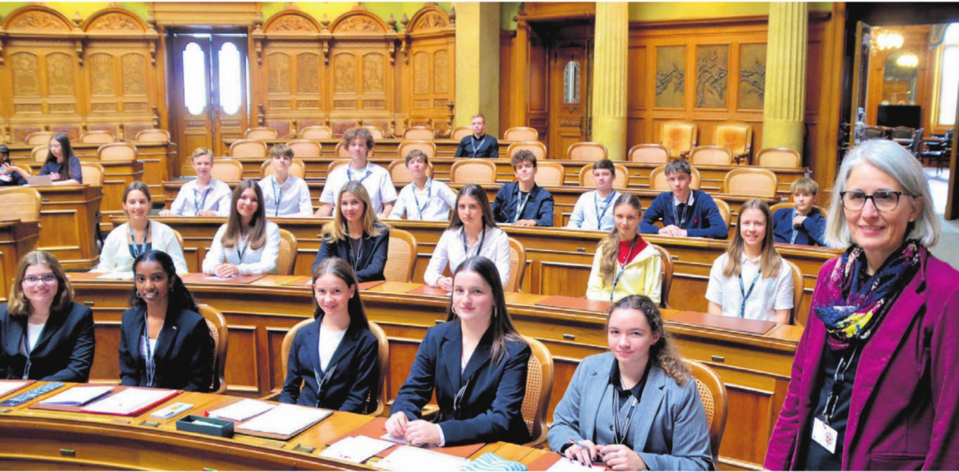 Grosser Moment im Nationalratssaal: Caroline Plattner mit den Schülerinnen und Schülern ihrer Klasse B3b vor dem Highlight der zweitägigen Exkursion. Bild: Thomas Stöckli - Das Bild wird blockiert. – Möglicherweise durch einen aktiven Adblocker.