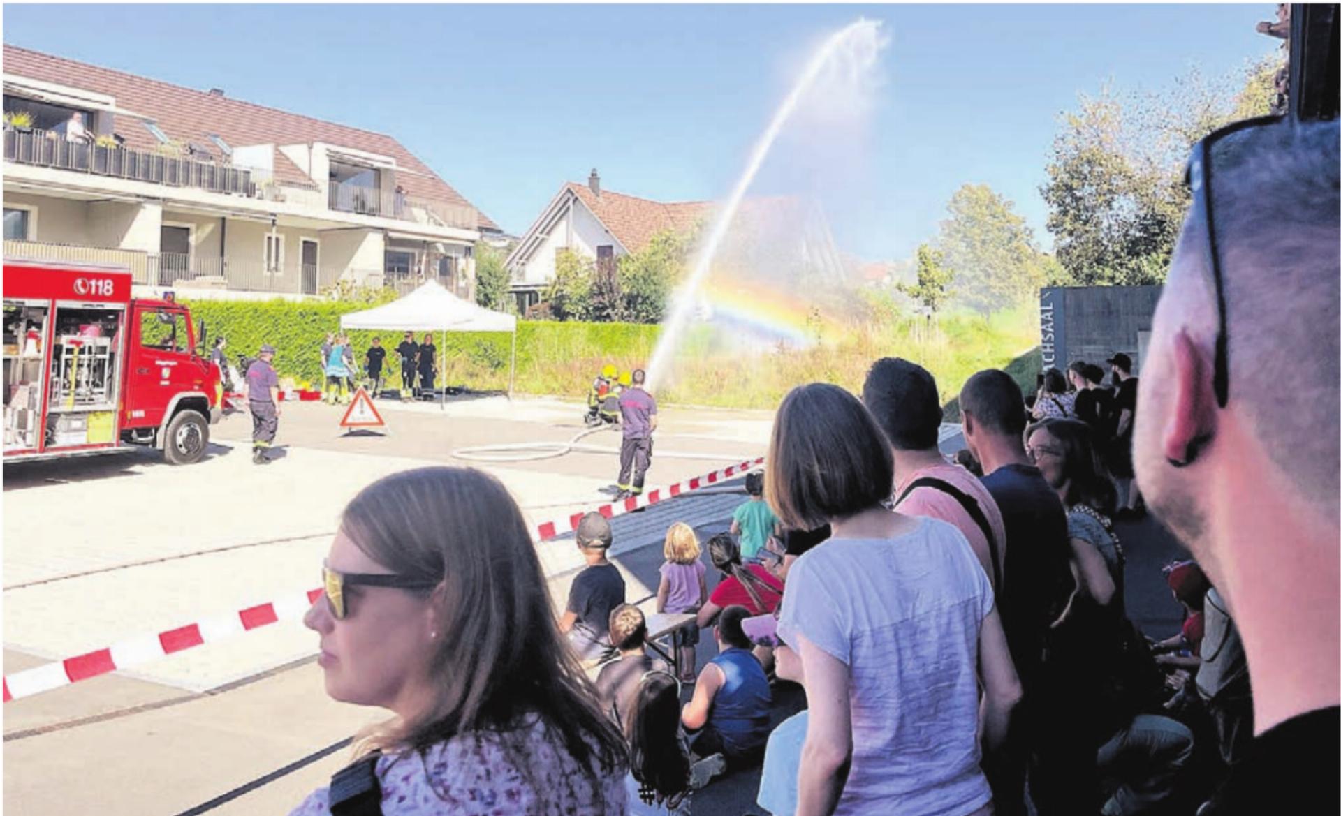 Regenbogen inklusive: Gespannt verfolgten rund 200 Zuschauer die diesjährige Hauptübung der Feuerwehr. Bilder: Britta Müller - Das Bild wird blockiert. – Möglicherweise durch einen aktiven Adblocker.