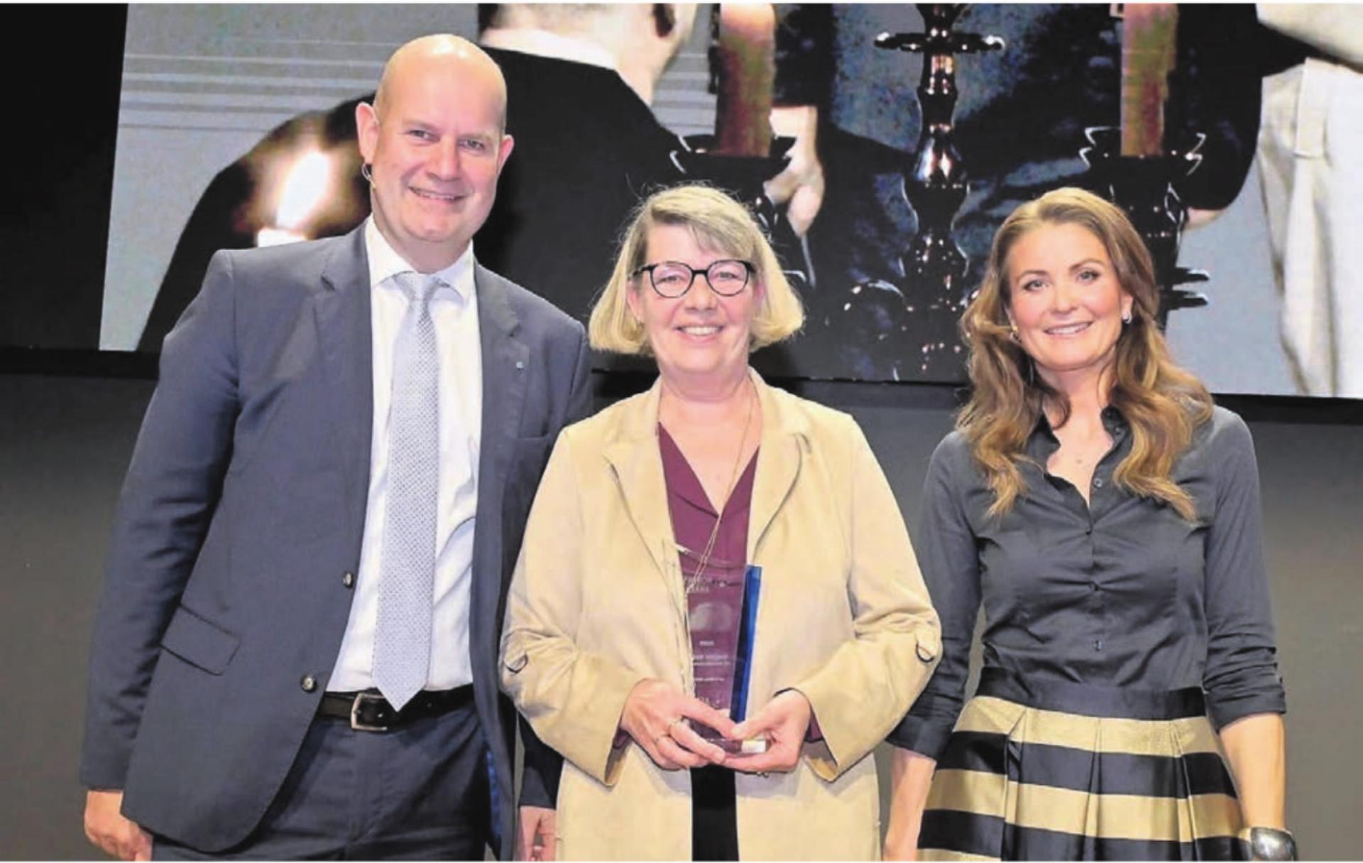 Brigitte Baur (Mitte) an der AFV-Gala mit Dieter Widmer, Direktionspräsident der AKB (links), und Moderatorin Judith Wernli. «Ich habe überhaupt kein Problem, an einer GV vor unseren Vereinsmitgliedern zu sprechen. Vor der Gala war ich allerdings sehr nervös beim Gedanken daran, auf die Bühne zu kommen. Judith war mir eine grosse Hilfe», erzählt Baur. Bilder: zg - Das Bild wird blockiert. – Möglicherweise durch einen aktiven Adblocker.